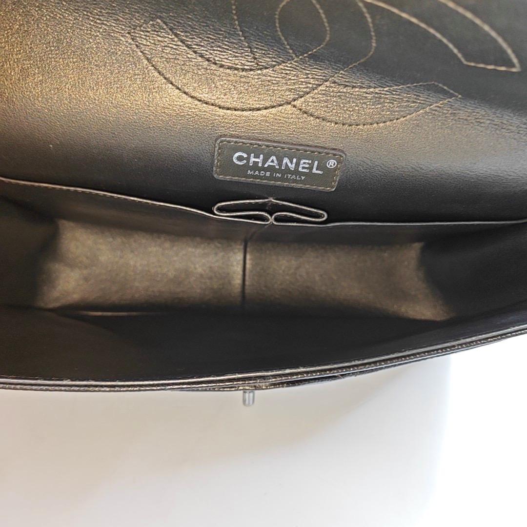 Chanel Classic Flap Jumbo Dunkelgrünes Kaviarleder Doppelte Klappe Silberne Hardwa im Angebot 3