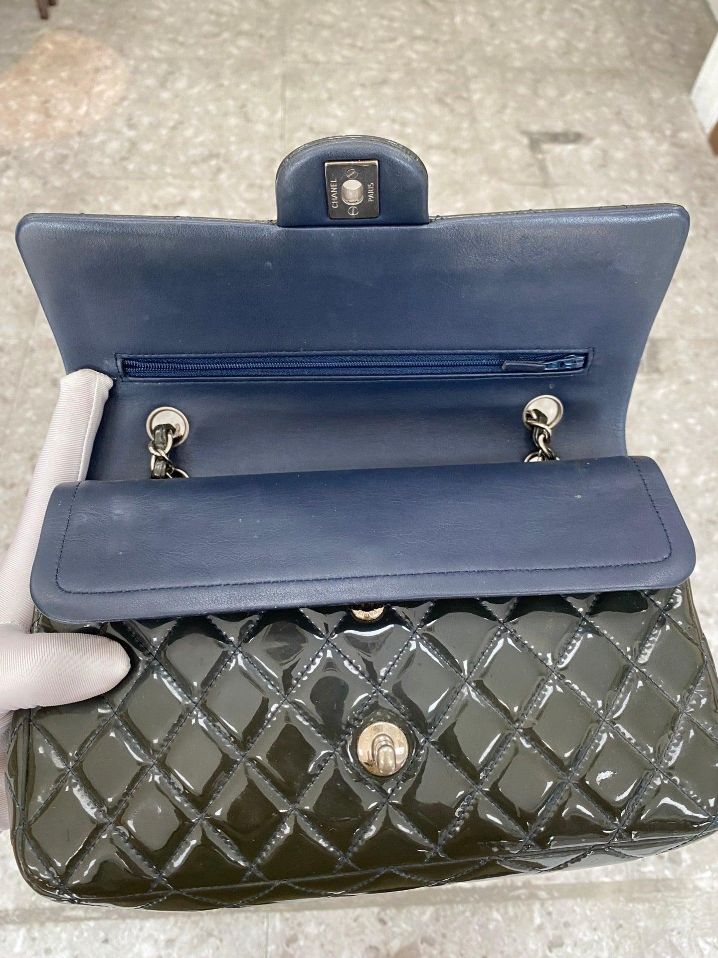 Chanel Classic Flap Medium Grünes Lackleder Silberne Hardware, 2014-2015 im Angebot 12