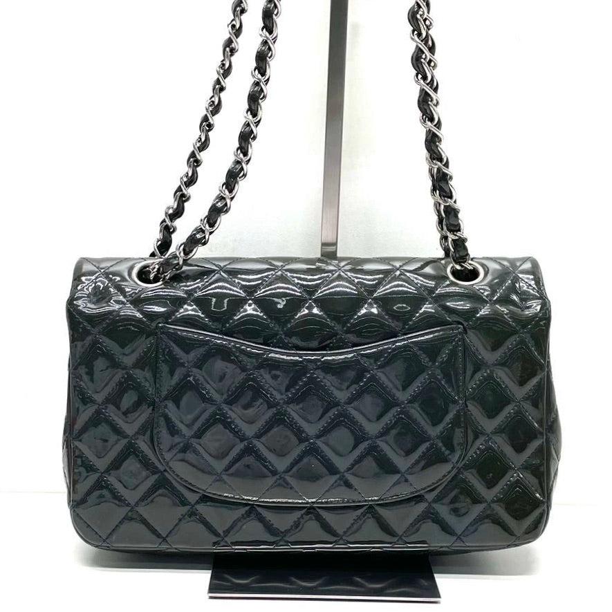 Chanel Classic Flap Medium Dunkelgrünes Lackleder Silberne Hardware, 2014-2015

  ZUSTAND: SEHR GUT
  Leichte Knicke an der Unterseite. An den Ecken und Kanten berieben. Kratzer an der Hardware. Die ursprüngliche Farbe war wahrscheinlich marineblau,