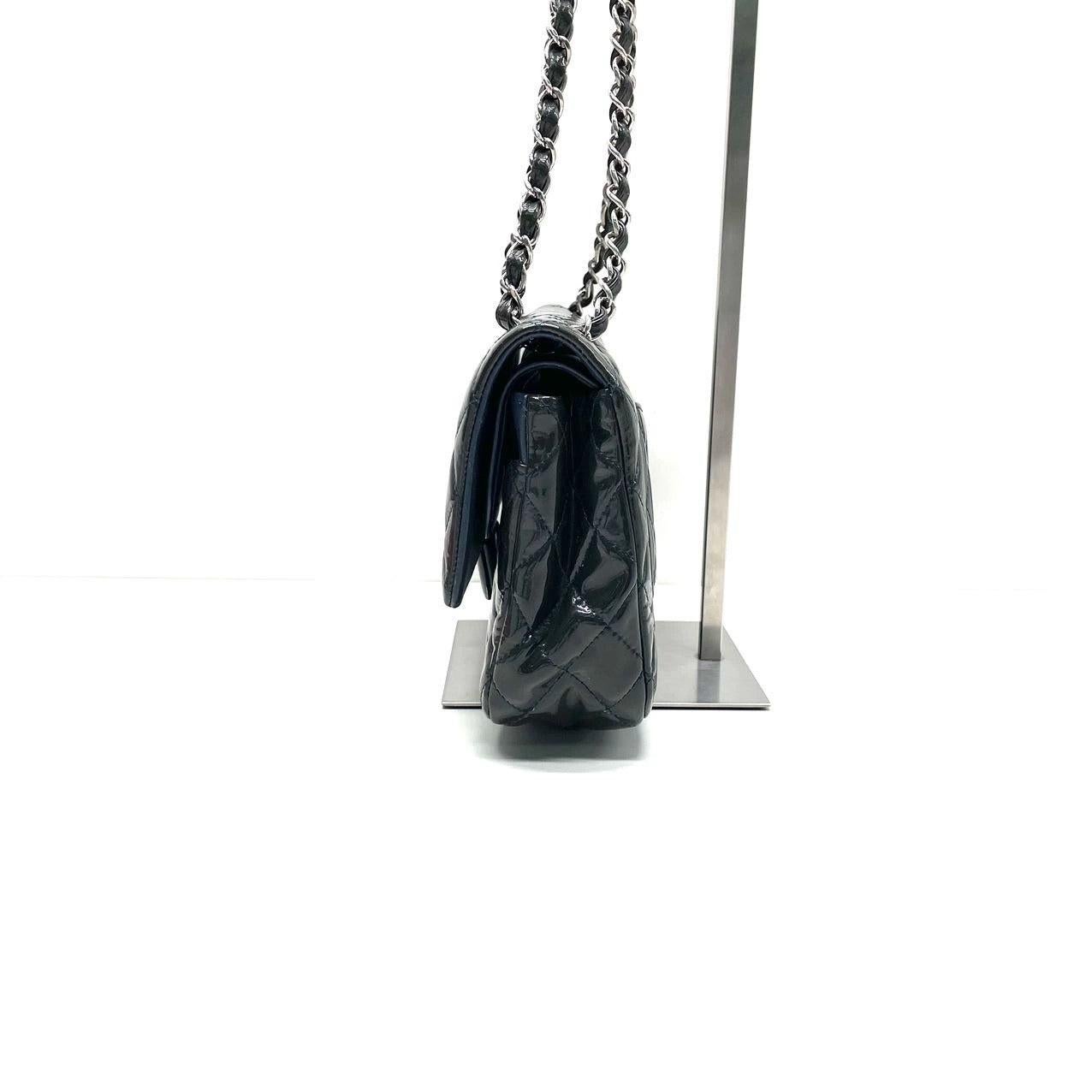 Chanel Classic Flap Medium Grünes Lackleder Silberne Hardware, 2014-2015 im Zustand „Gut“ im Angebot in AUBERVILLIERS, FR