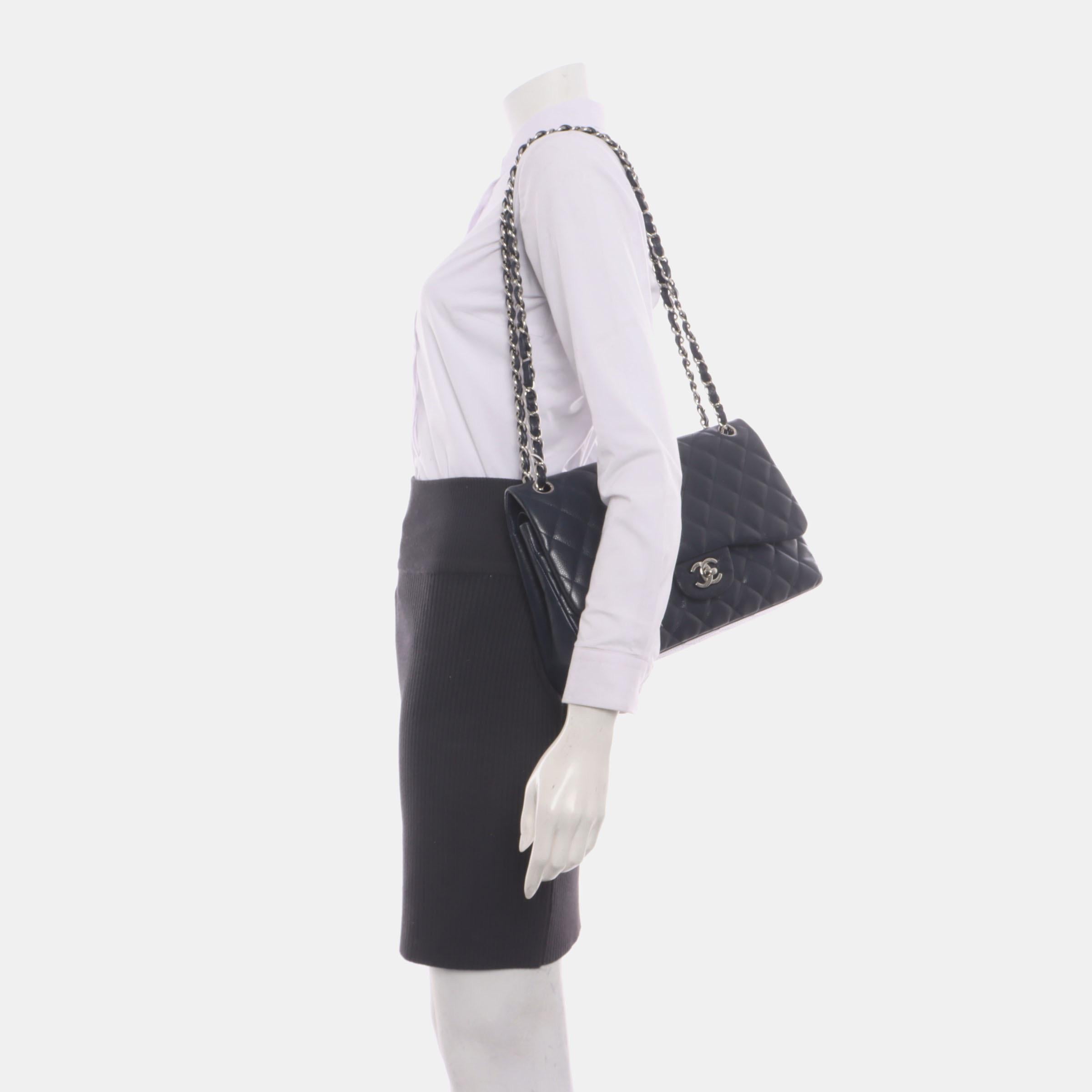 Embrassez le luxe avec ce sac intemporel Chanel Classic Jumbo/Large Flap, réalisé en cuir Caviar résistant aux rayures et doté d'accessoires en argent étincelant. 

ÉTAT : EXCELLENT

Ce Chanel CF jumbo authentique est en excellent état avec de