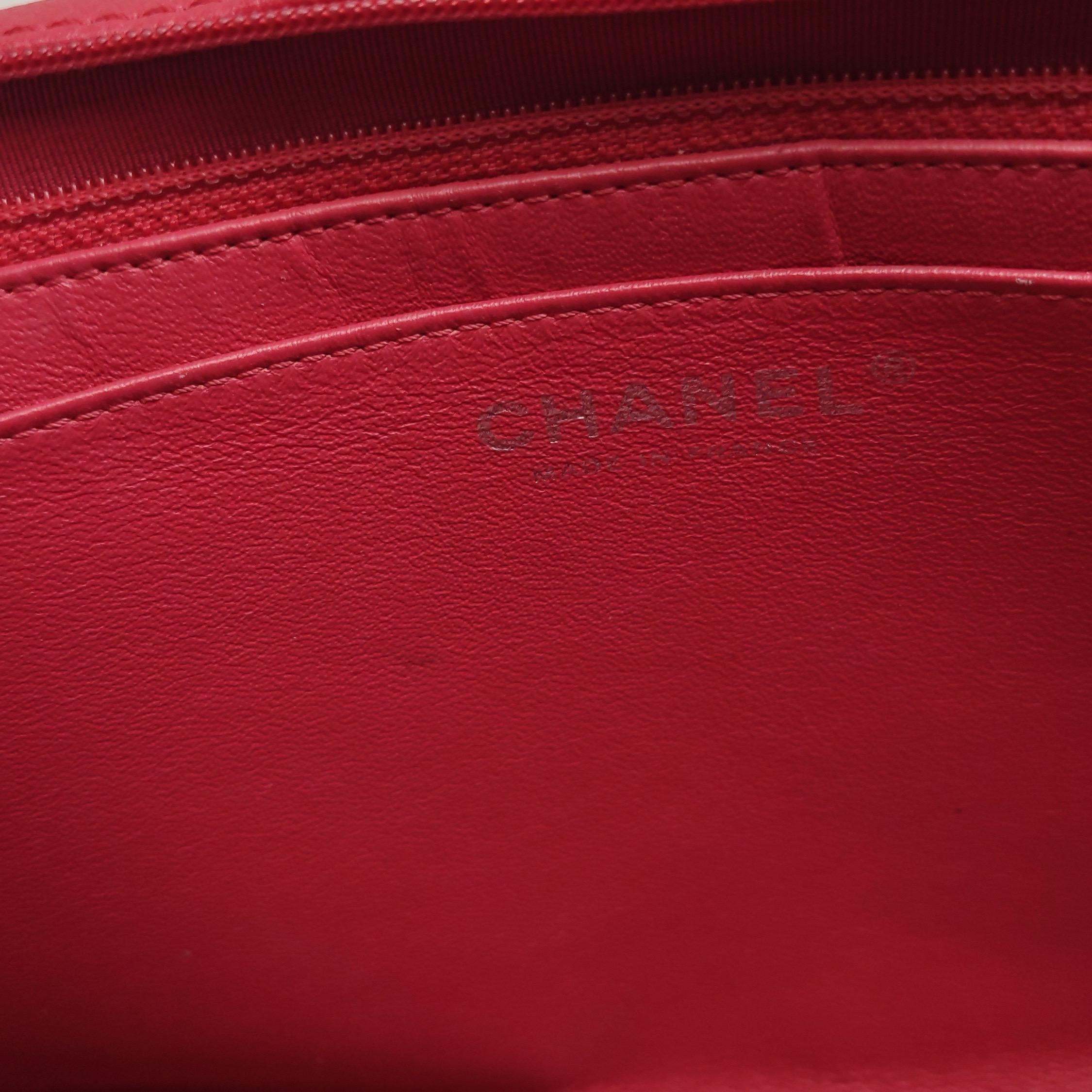 Chanel Classic Leather Jumbo Piel de Caviar Roja Solapa Única Herrajes Plateados en venta 8