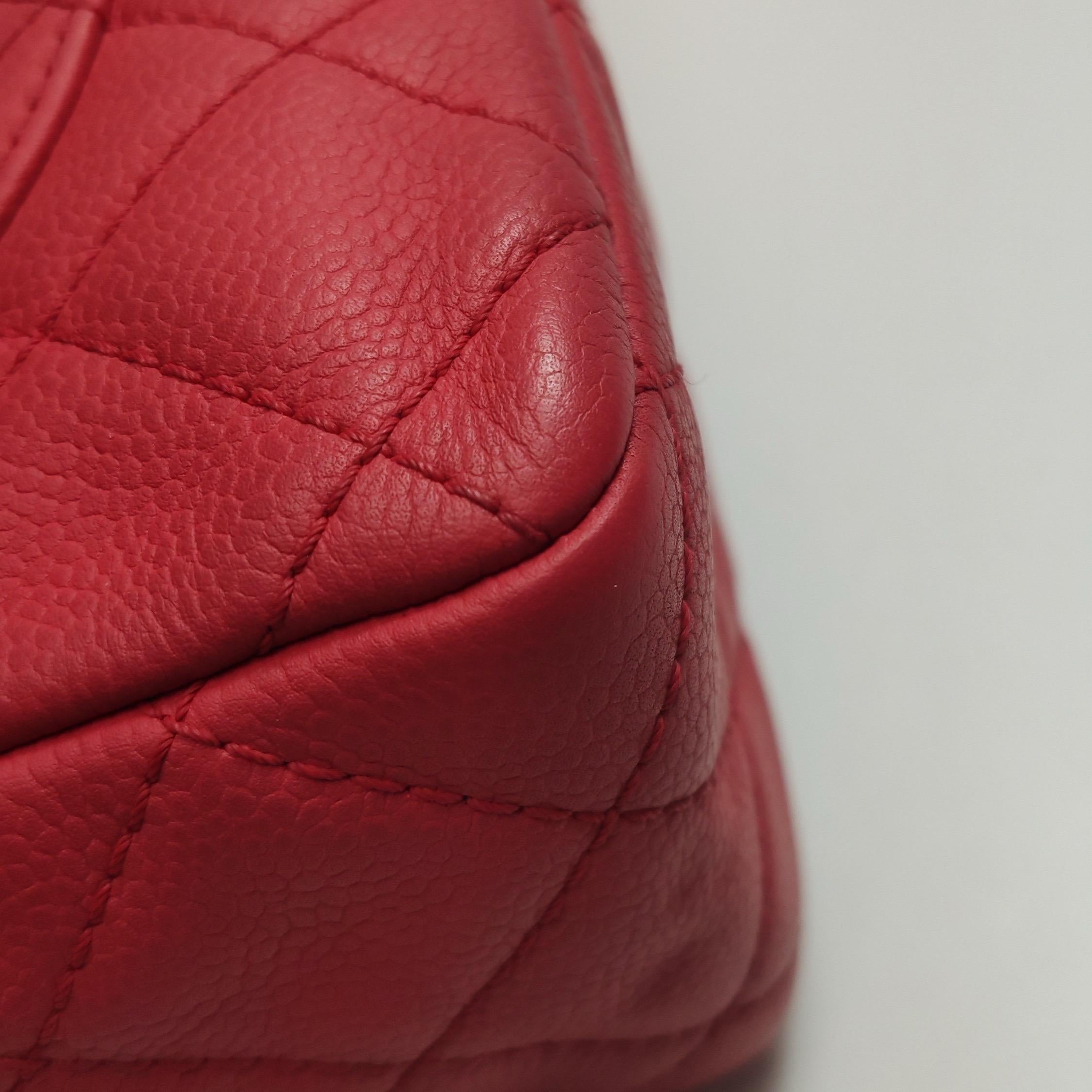 Chanel Classic Leather Jumbo Piel de Caviar Roja Solapa Única Herrajes Plateados en venta 9