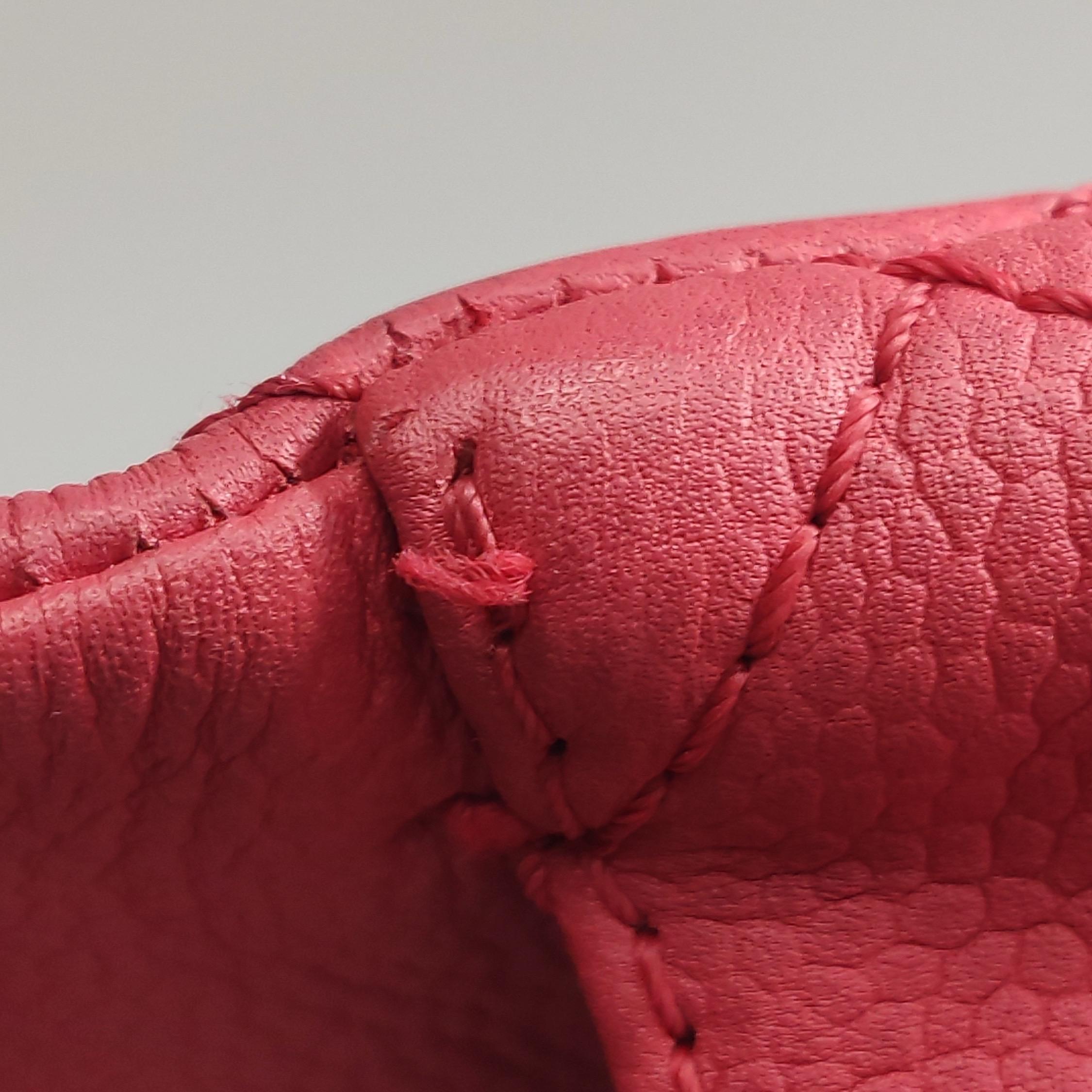 Chanel Classic Leather Jumbo Piel de Caviar Roja Solapa Única Herrajes Plateados en venta 11