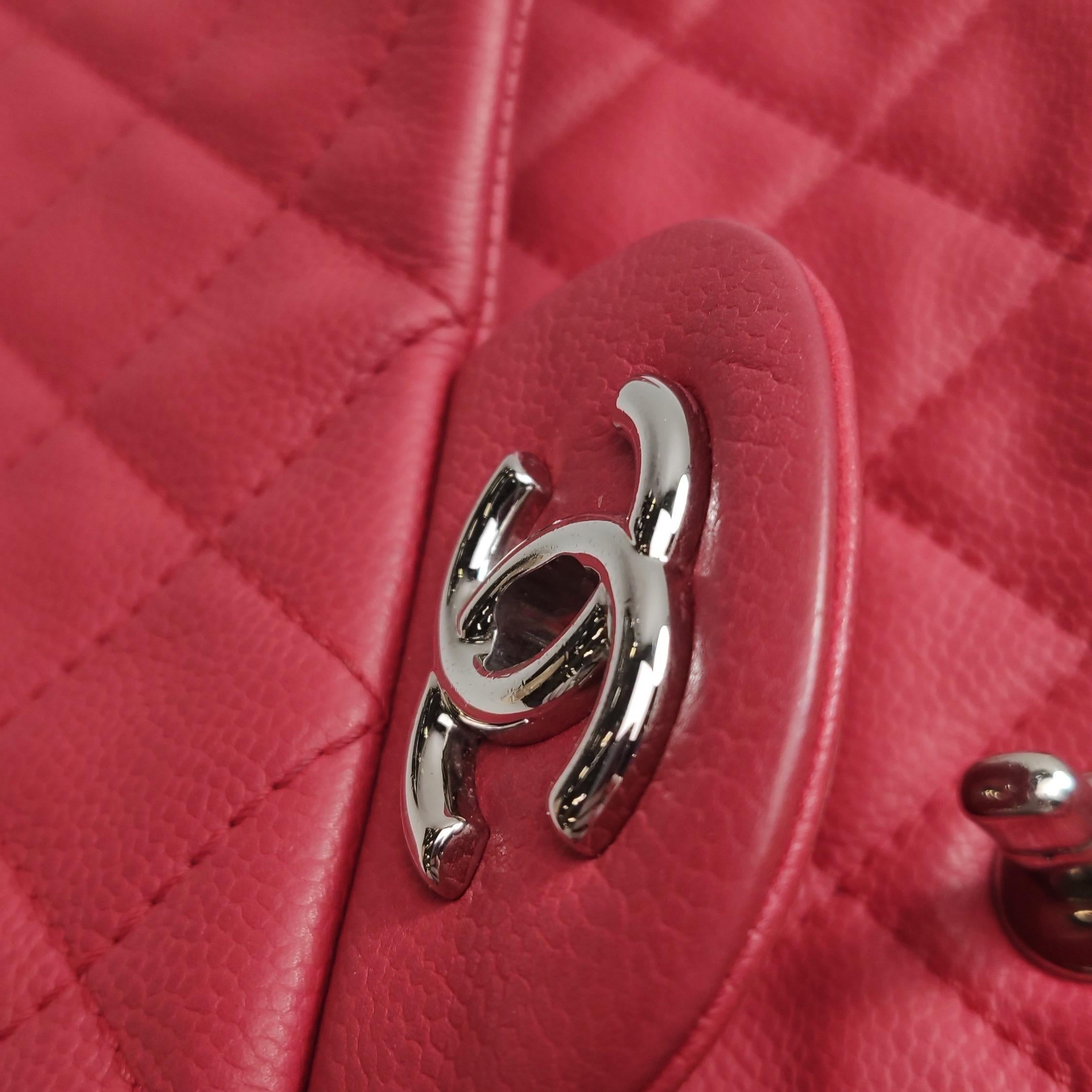 Chanel Classic Leather Jumbo Piel de Caviar Roja Solapa Única Herrajes Plateados en venta 13