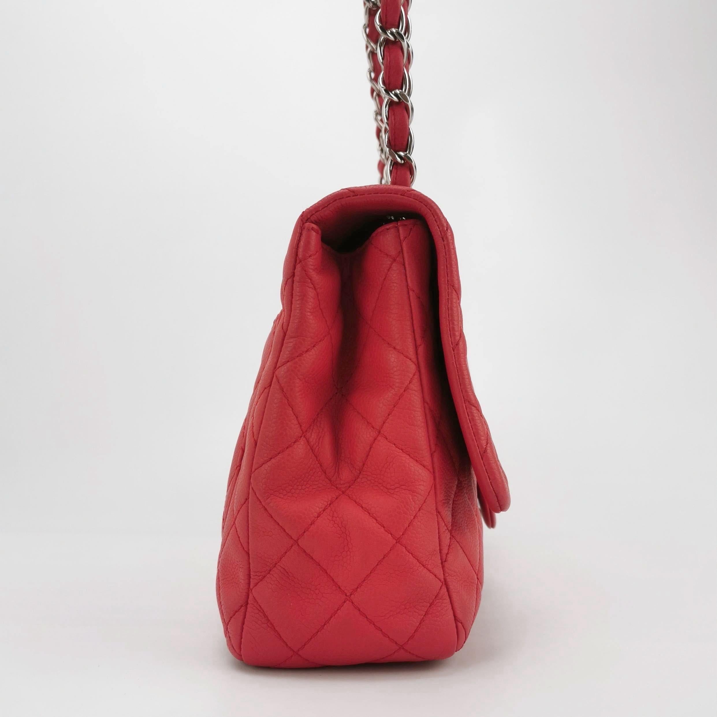 De las mujeres Chanel Classic Leather Jumbo Piel de Caviar Roja Solapa Única Herrajes Plateados en venta