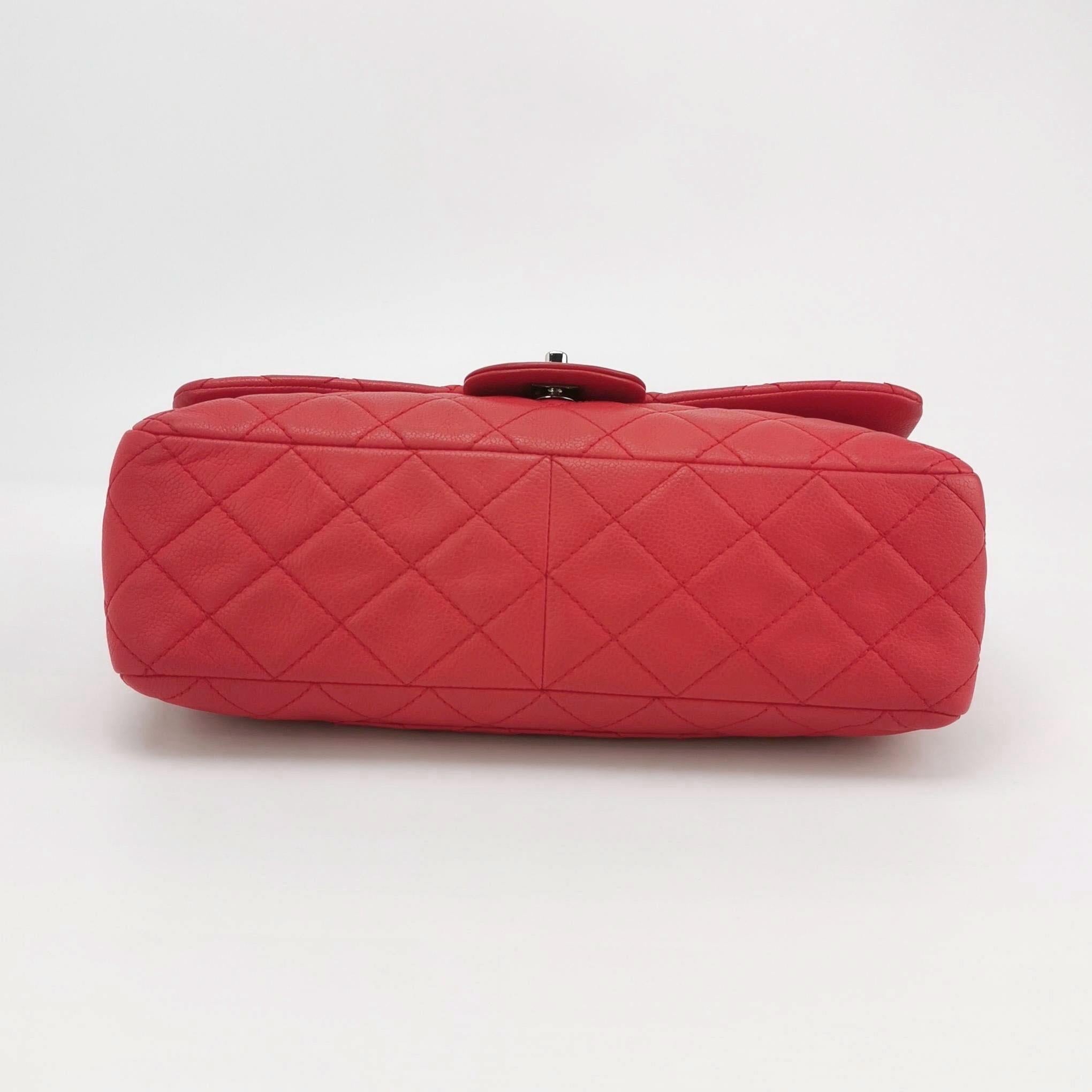 Chanel Classic Leather Jumbo Piel de Caviar Roja Solapa Única Herrajes Plateados en venta 1