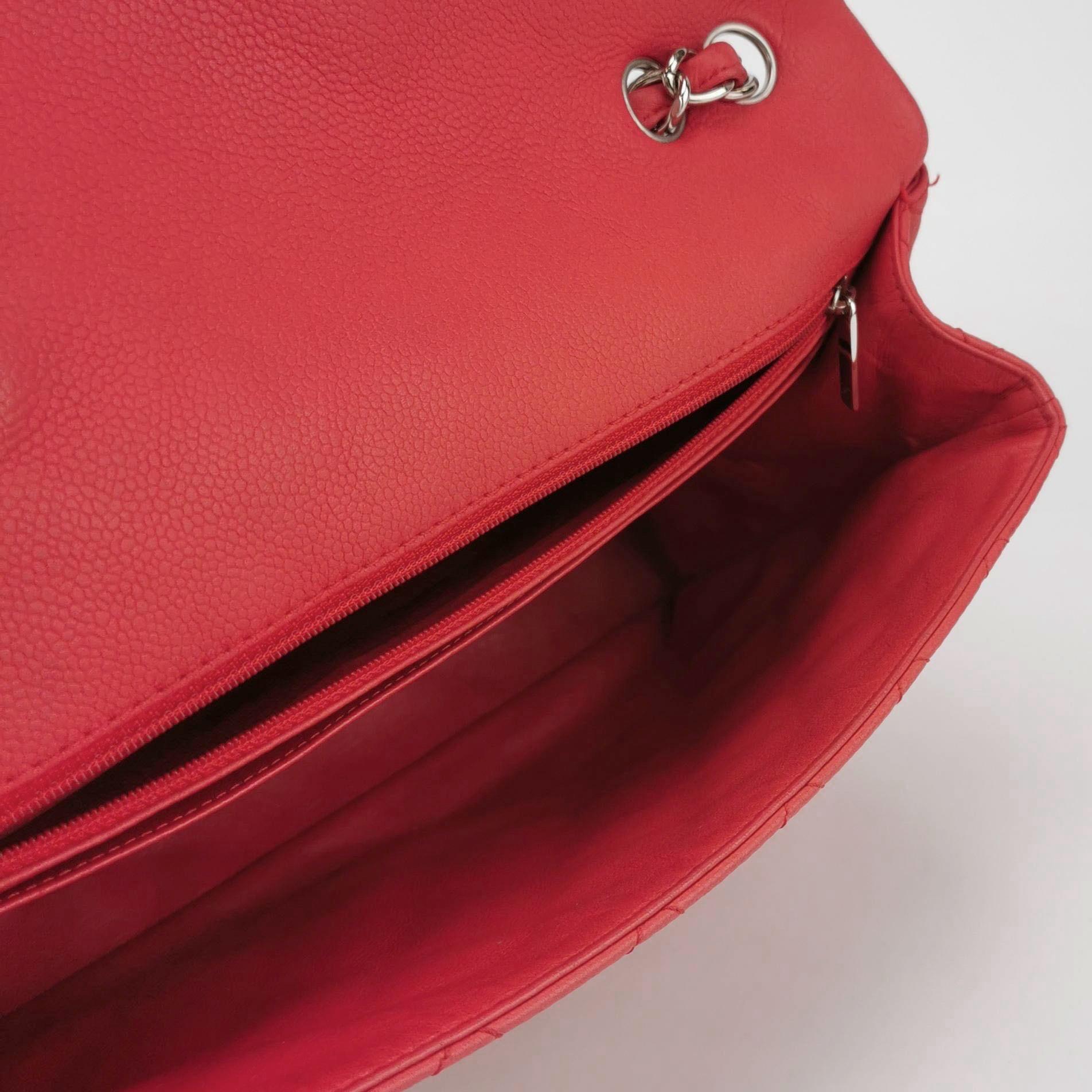 Chanel Classic Leather Jumbo Piel de Caviar Roja Solapa Única Herrajes Plateados en venta 2