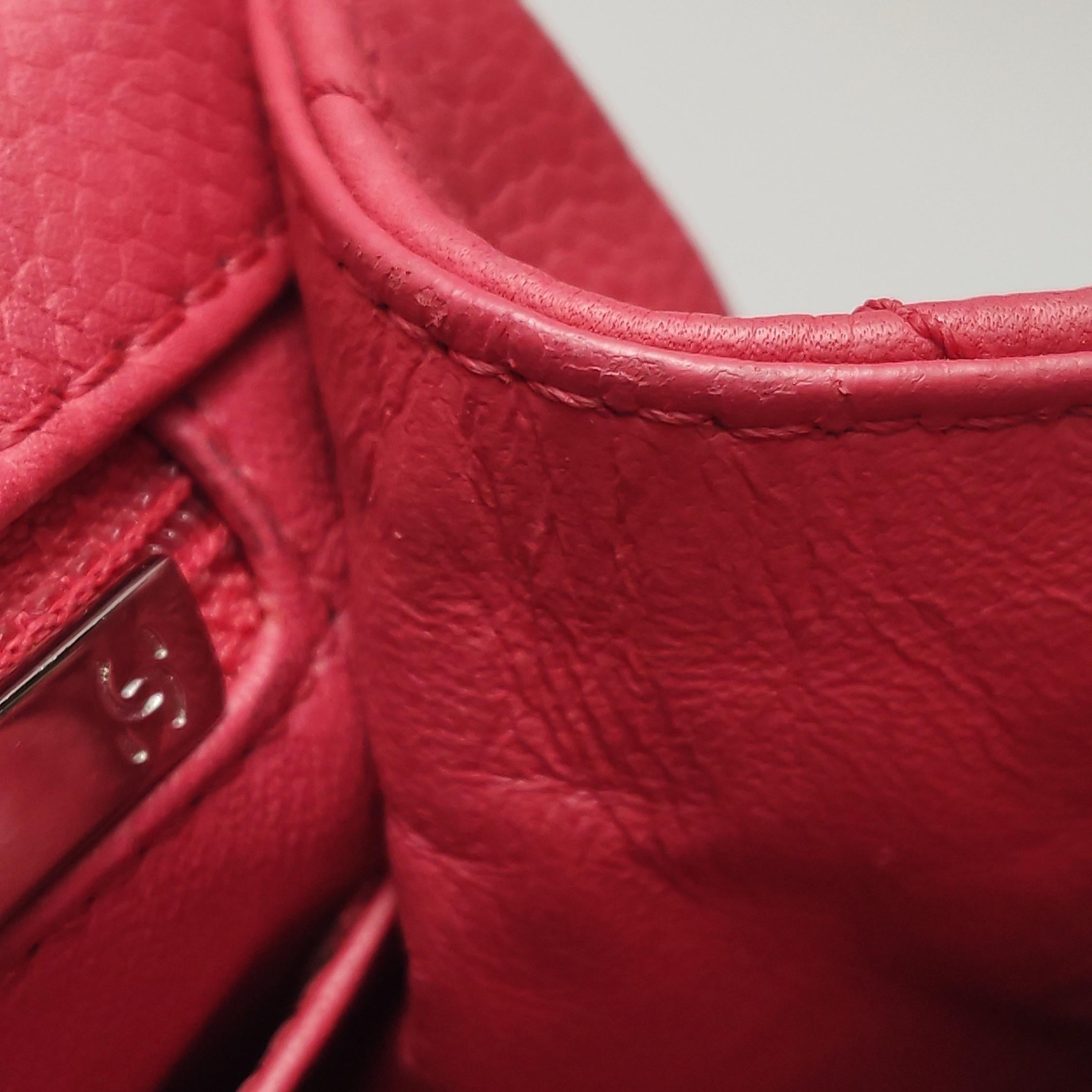 Chanel Classic Leather Jumbo Piel de Caviar Roja Solapa Única Herrajes Plateados en venta 3