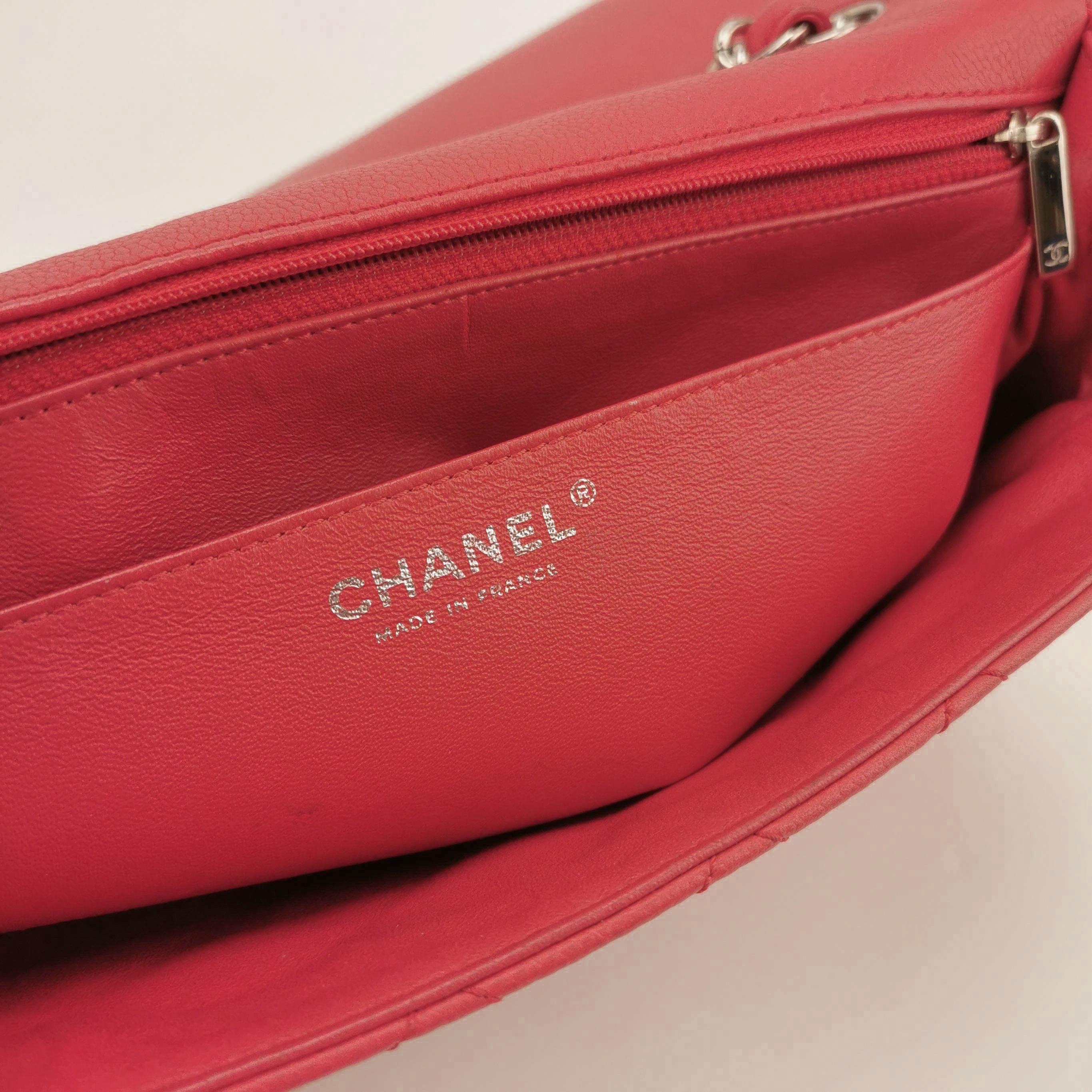 Chanel Classic Leather Jumbo Piel de Caviar Roja Solapa Única Herrajes Plateados en venta 4
