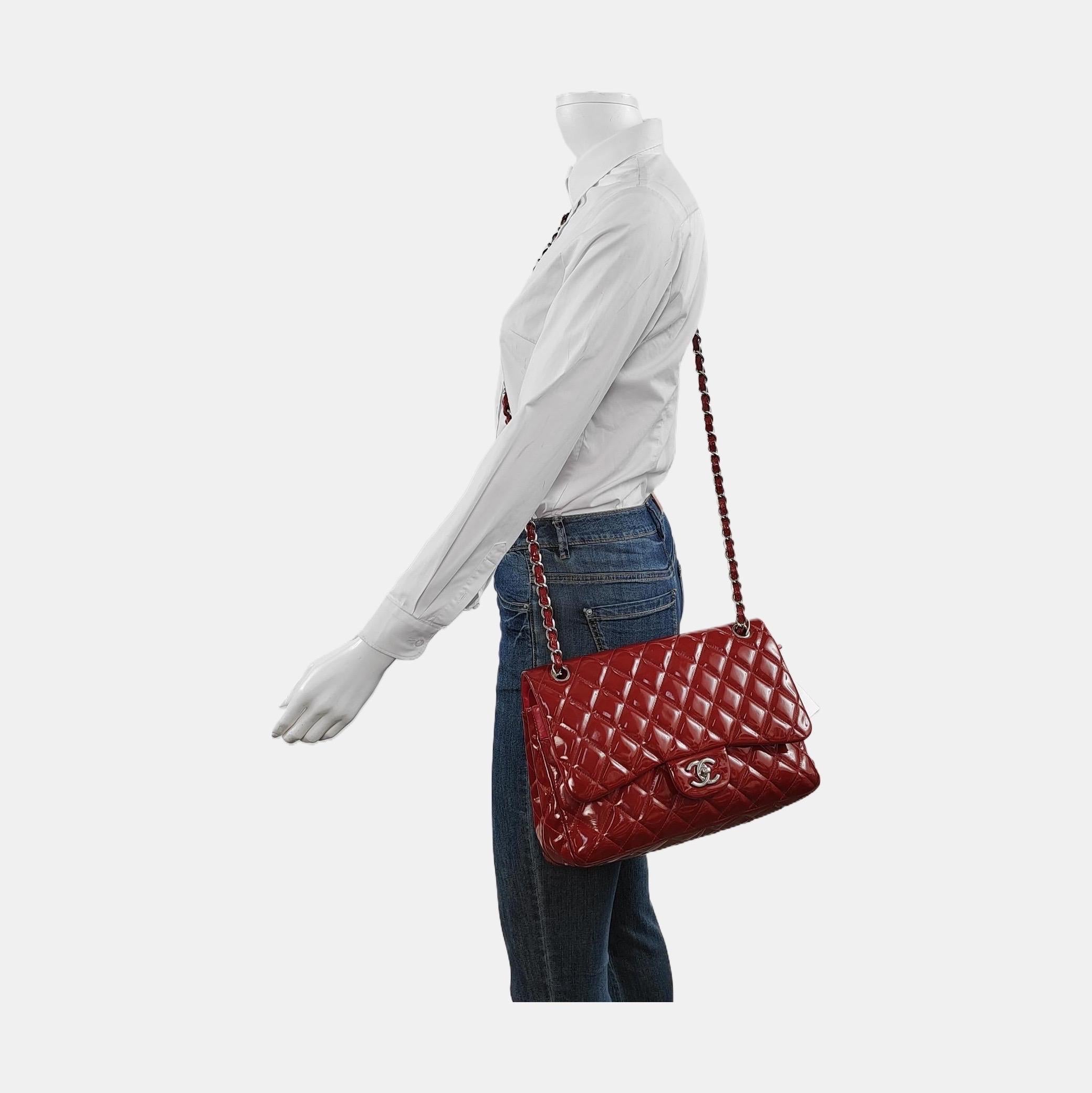 Diese zeitlose Chanel Classic Jumbo/Large Flap Tasche ist aus luxuriösem schwarzem Leder gefertigt und mit goldglänzender Hardware ausgestattet. 


ZUSTAND: SEHR GUT

Diese gebrauchte Chanel große CF ist in sehr gutem Zustand. Schrammen an den