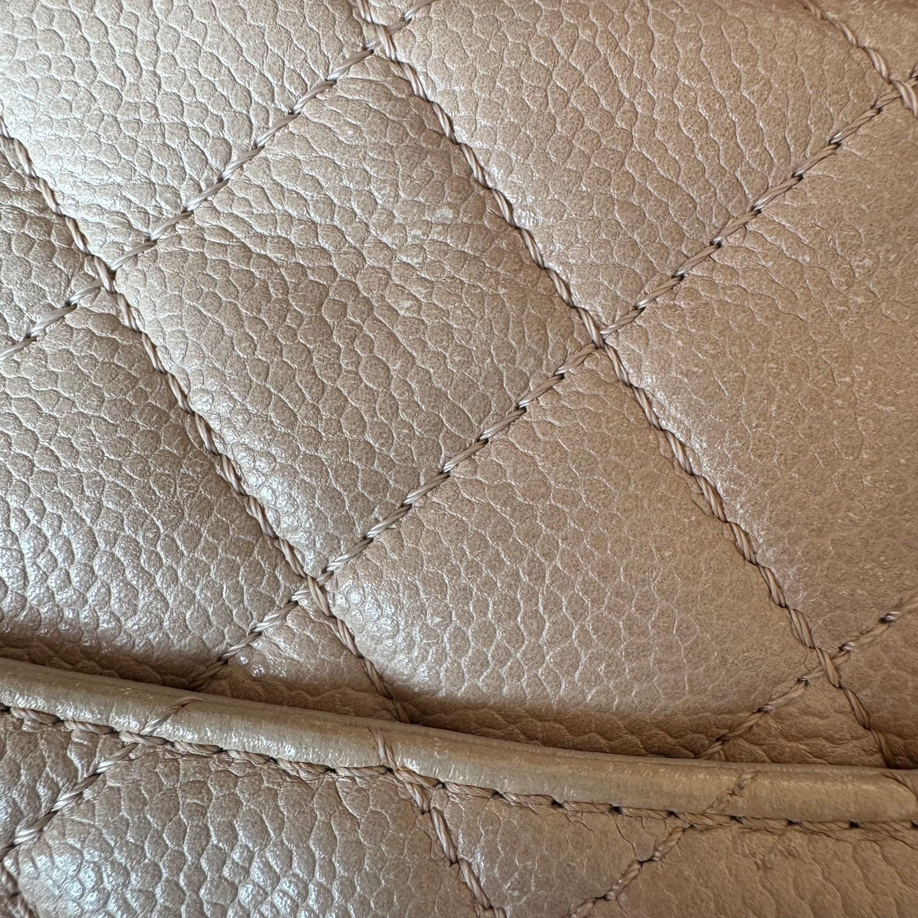 Chanel Classic Flap Maxi Beige Piel de Cordero Gigante Siver-tono Logo CC en venta 15