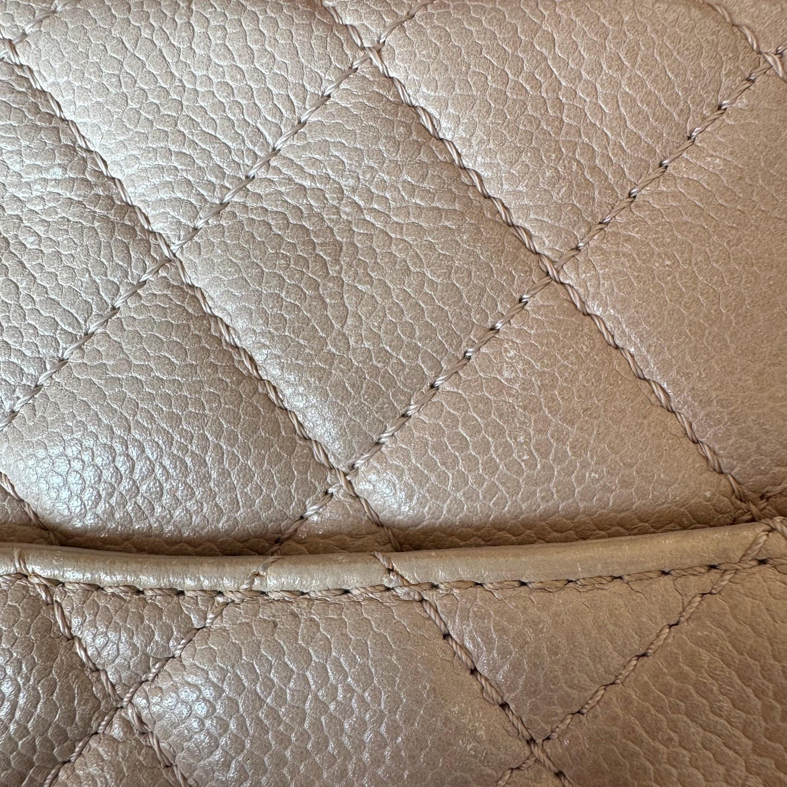 Chanel Classic Flap Maxi Beige Piel de Cordero Gigante Siver-tono Logo CC en venta 16
