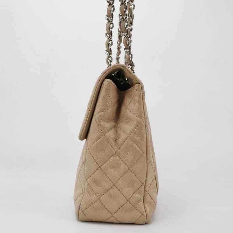 Chanel Classic Flap Maxi Beige Piel de Cordero Gigante Siver-tono Logo CC en Bueno estado para la venta en AUBERVILLIERS, FR