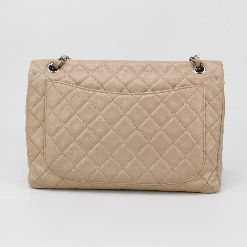Chanel Classic Flap Maxi Beige Piel de Cordero Gigante Siver-tono Logo CC en venta 1