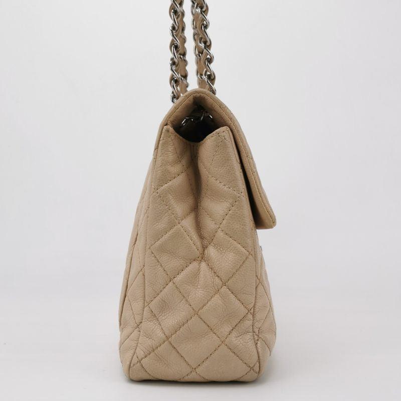 Chanel Classic Flap Maxi Beige Piel de Cordero Gigante Siver-tono Logo CC en venta 2