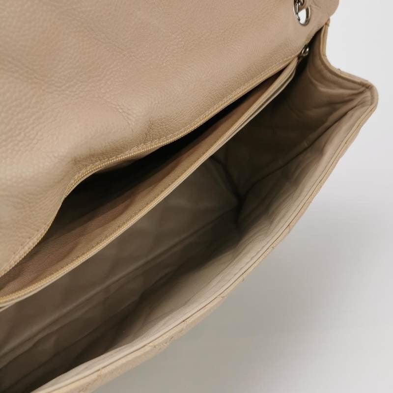 Chanel Classic Flap Maxi Beige Piel de Cordero Gigante Siver-tono Logo CC en venta 3