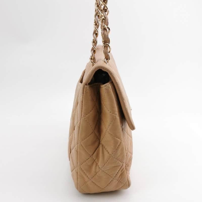 Chanel Classic Flap Maxi Beige Latte Lambskin Leather Giant Gold-tone CC Logo In Good Condition In AUBERVILLIERS, FR