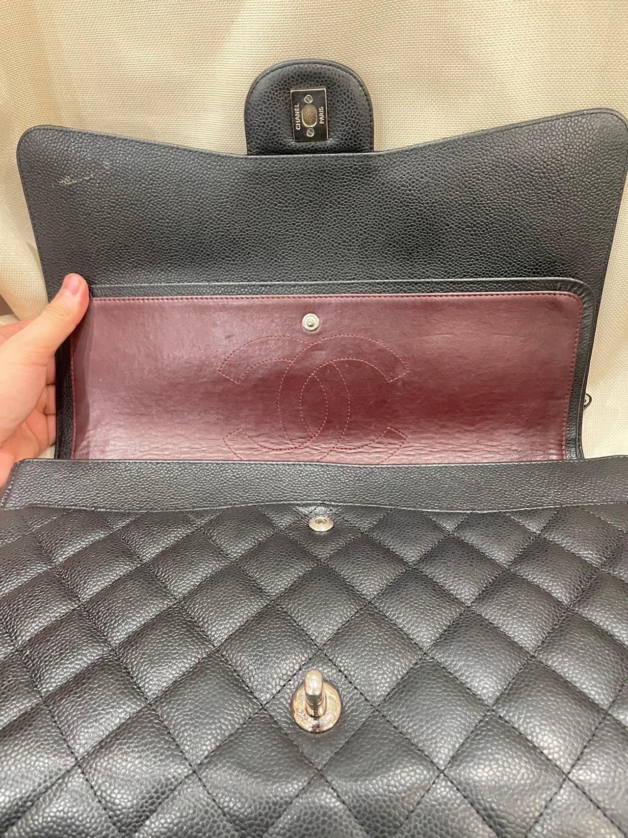 Chanel Classic Flap Maxi Black Caviar Leather Double Flap Sliver Hardware en vente 8