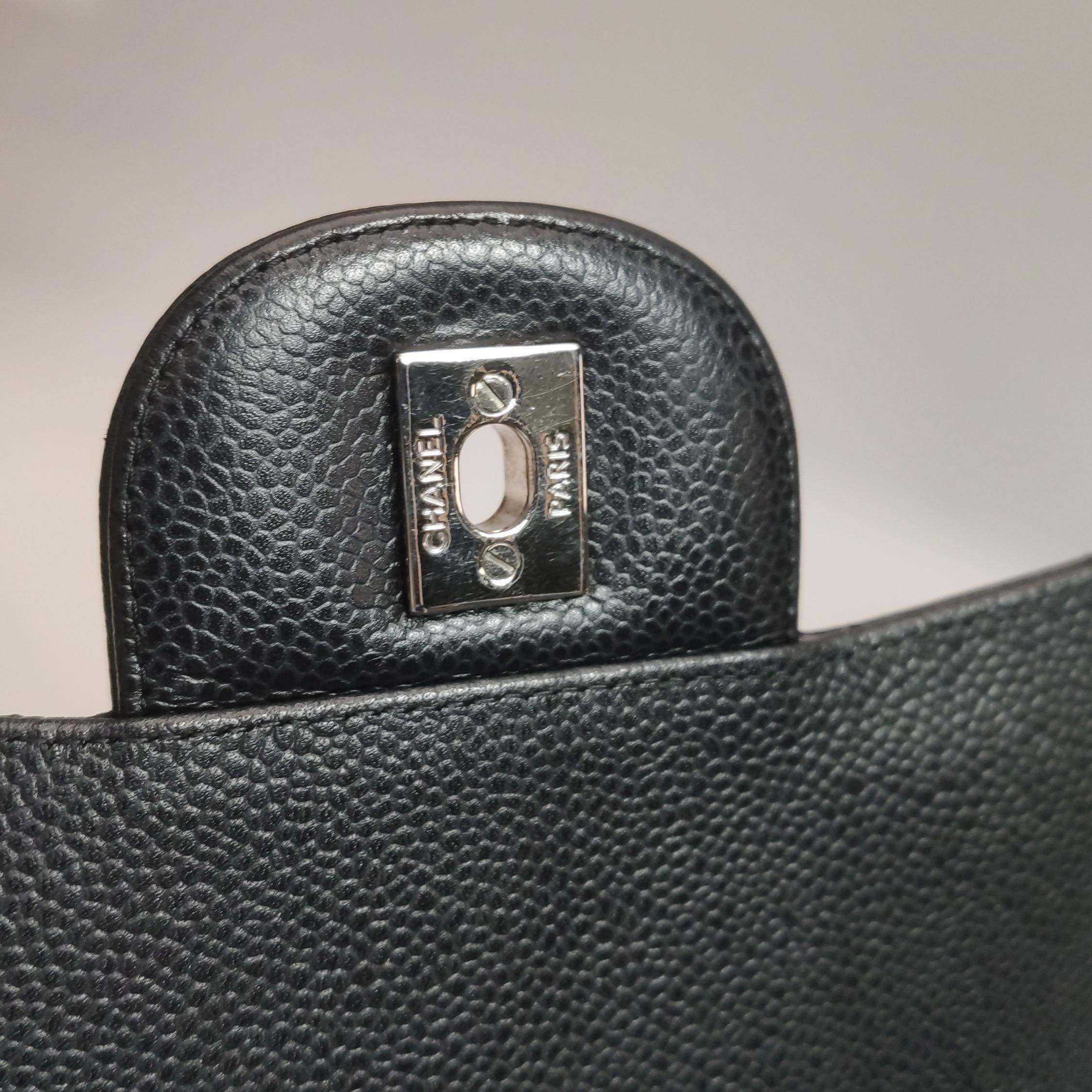Chanel Classic Flap Maxi Schwarzes Kaviar-Leder Doppelte Klappe Sliver Hardware im Angebot 9