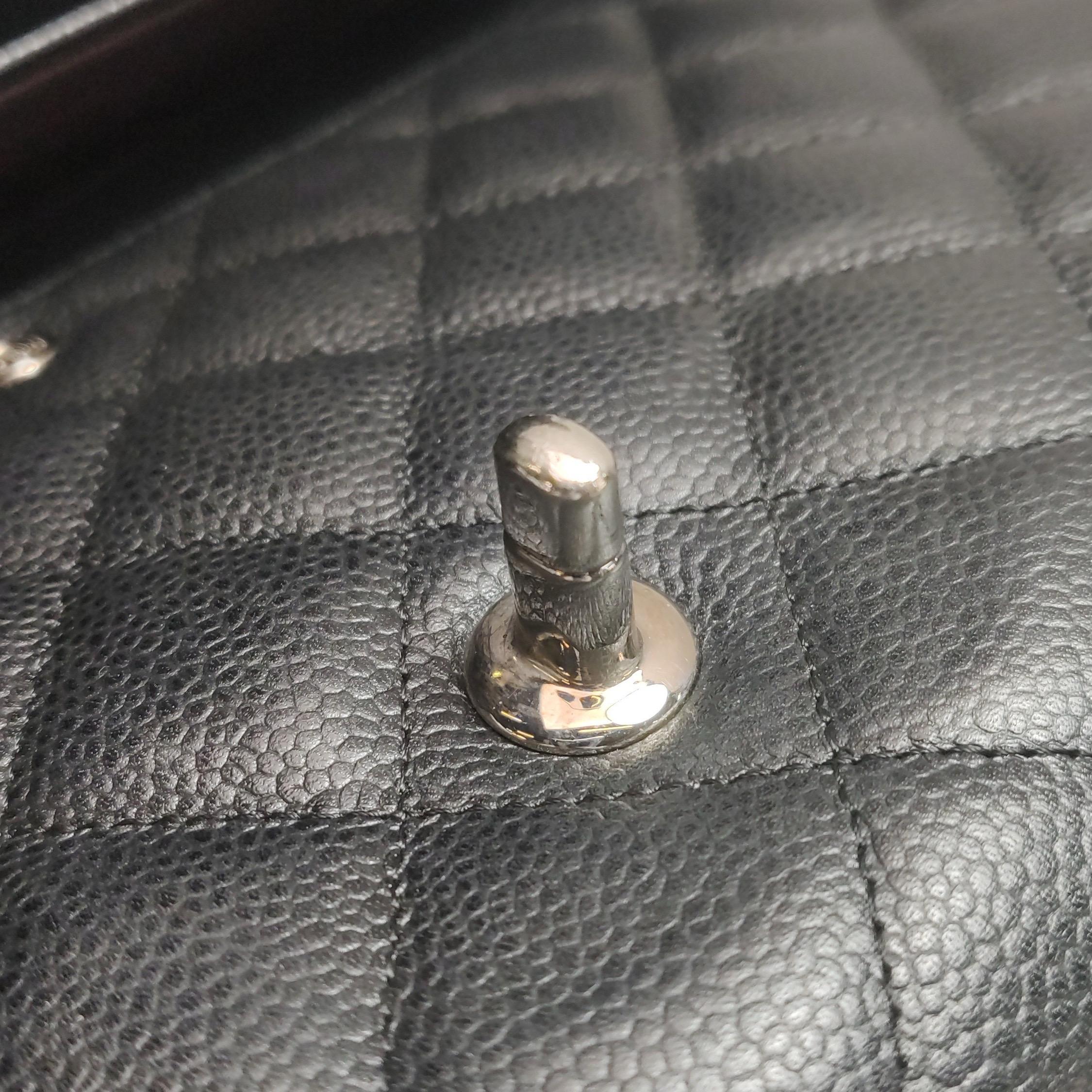 Chanel Classic Flap Maxi Schwarzes Kaviar-Leder Doppelte Klappe Sliver Hardware im Angebot 11