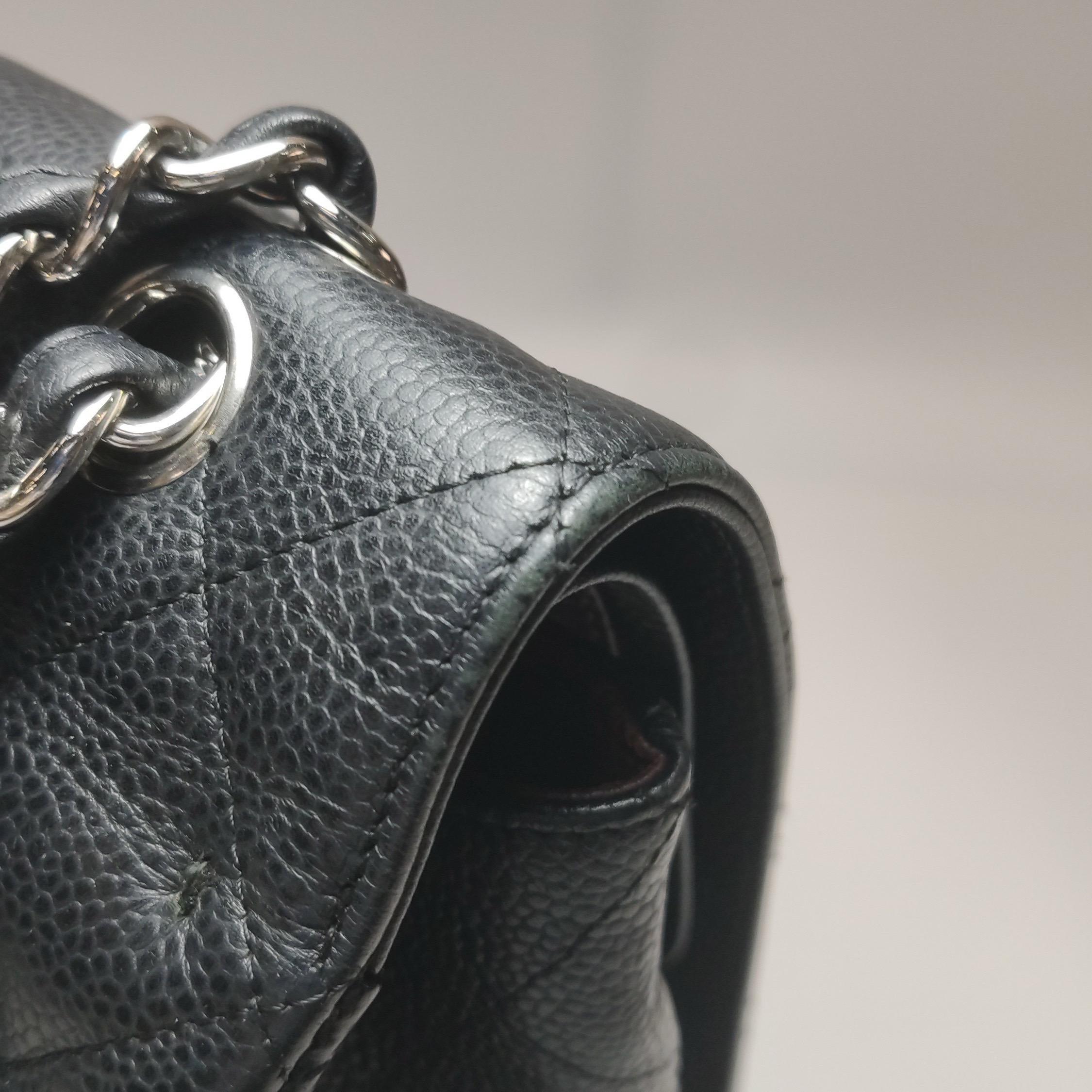 Chanel Classic Flap Maxi Schwarzes Kaviar-Leder Doppelte Klappe Sliver Hardware im Angebot 15