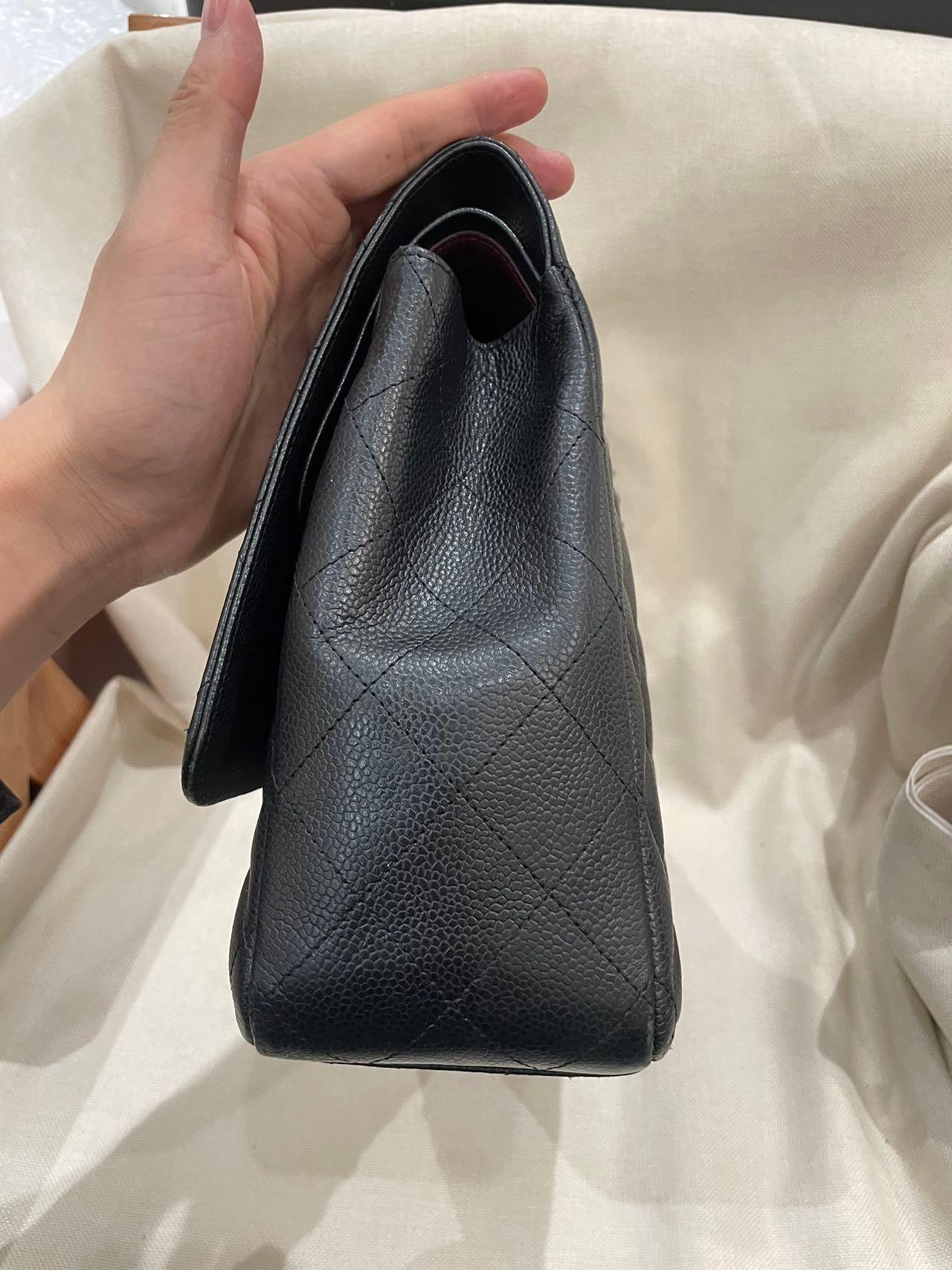 Chanel Classic Flap Maxi Black Caviar Leather Double Flap Sliver Hardware
Il s'agit de photos professionnelles du sac offert par Luxbags.
Embrassez le luxe avec ce sac intemporel Chanel Classic Maxi Flap, confectionné dans un cuir noir Caviar