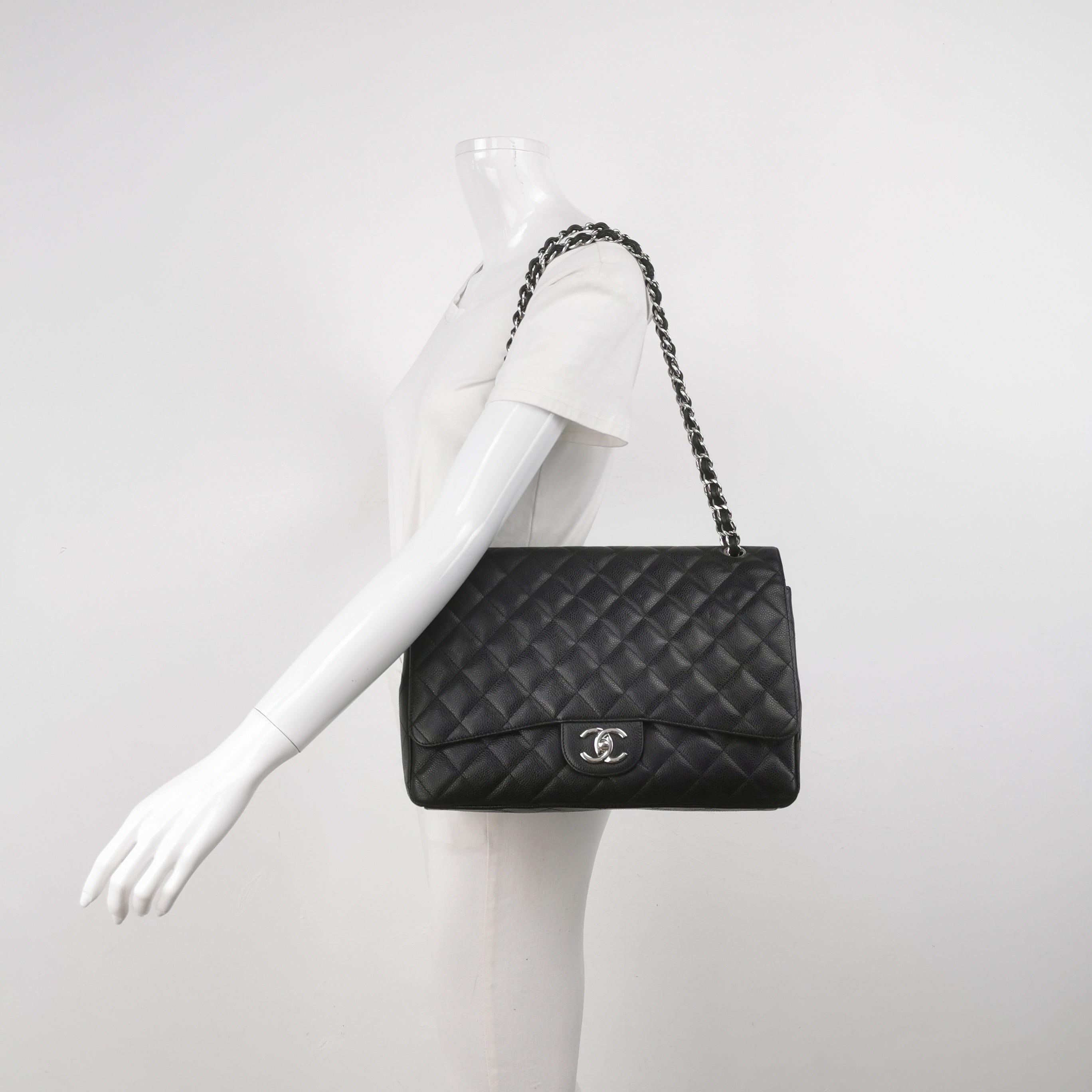 Chanel Classic Flap Maxi Schwarzes Kaviar-Leder Doppelte Klappe Sliver Hardware
Dies sind professionelle Fotos der tatsächlich von Luxbags angebotenen Tasche.
Diese zeitlose Chanel Classic Maxi Flap Tasche ist aus kratzfestem schwarzem Kaviarleder