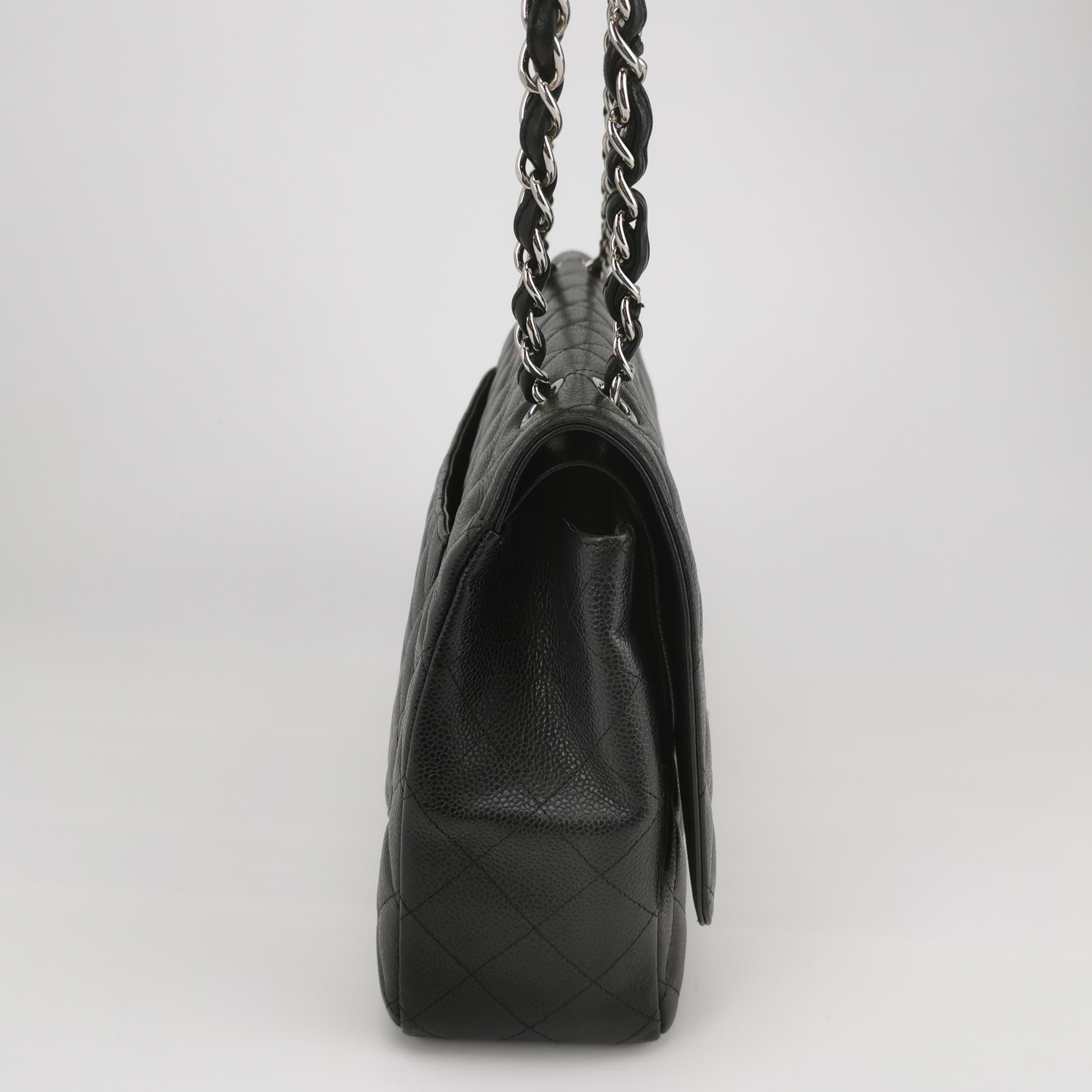 Chanel Classic Flap Maxi Schwarzes Kaviar-Leder Doppelte Klappe Sliver Hardware im Zustand „Hervorragend“ im Angebot in AUBERVILLIERS, FR