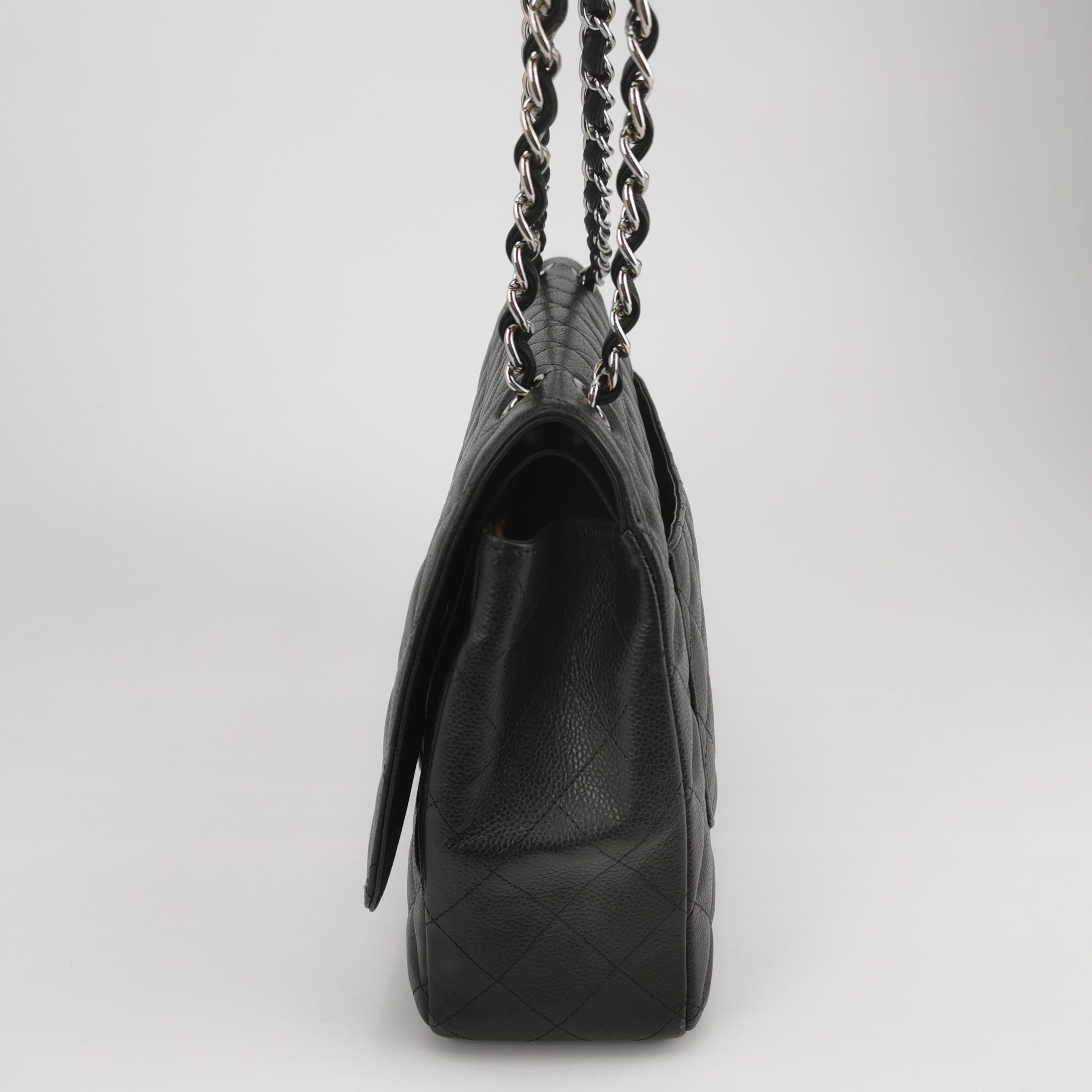 Chanel Classic Flap Maxi Schwarzes Kaviar-Leder Doppelte Klappe Sliver Hardware Damen im Angebot