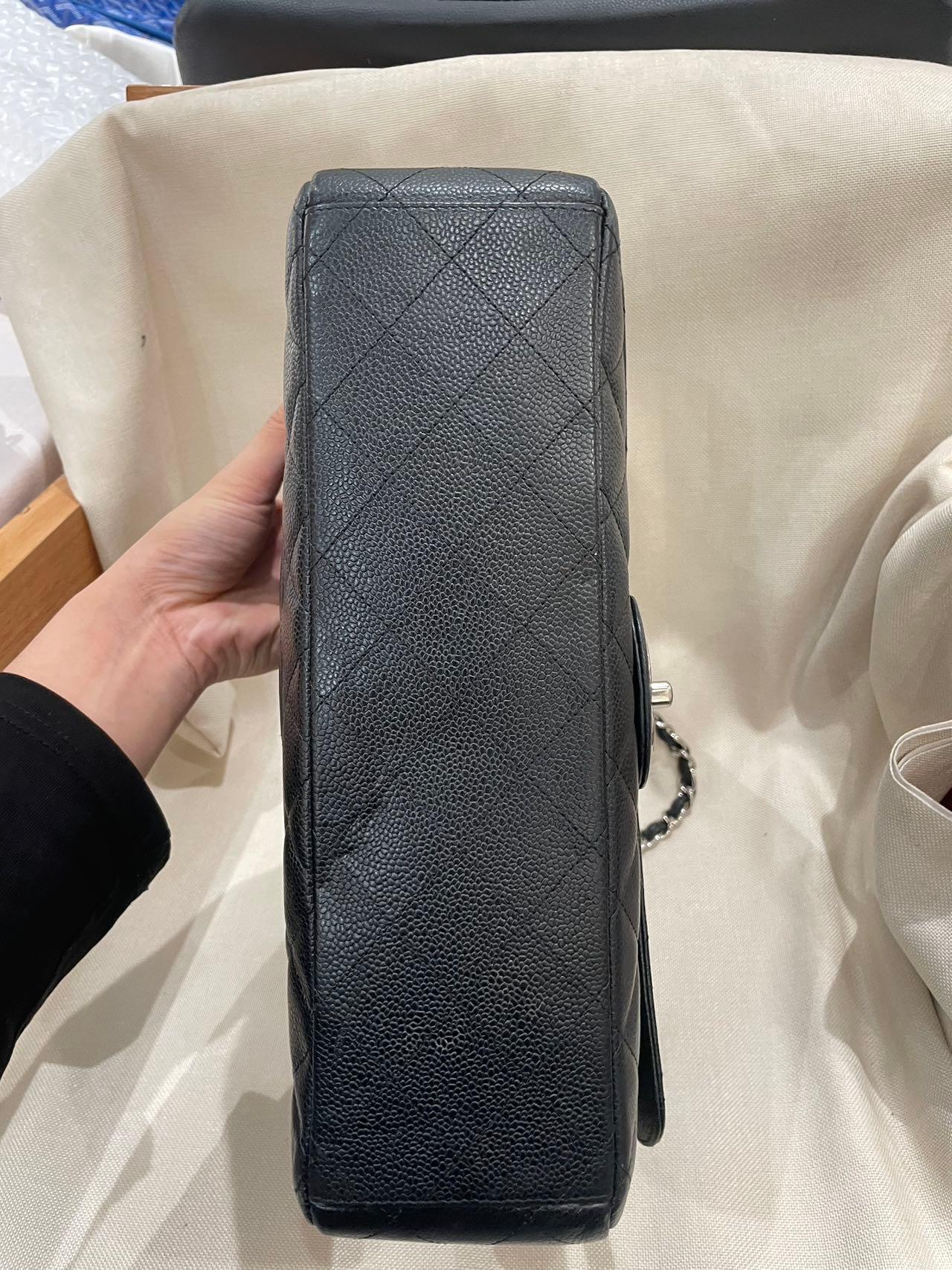 Chanel Classic Flap Maxi Black Caviar Leather Double Flap Sliver Hardware en vente 2