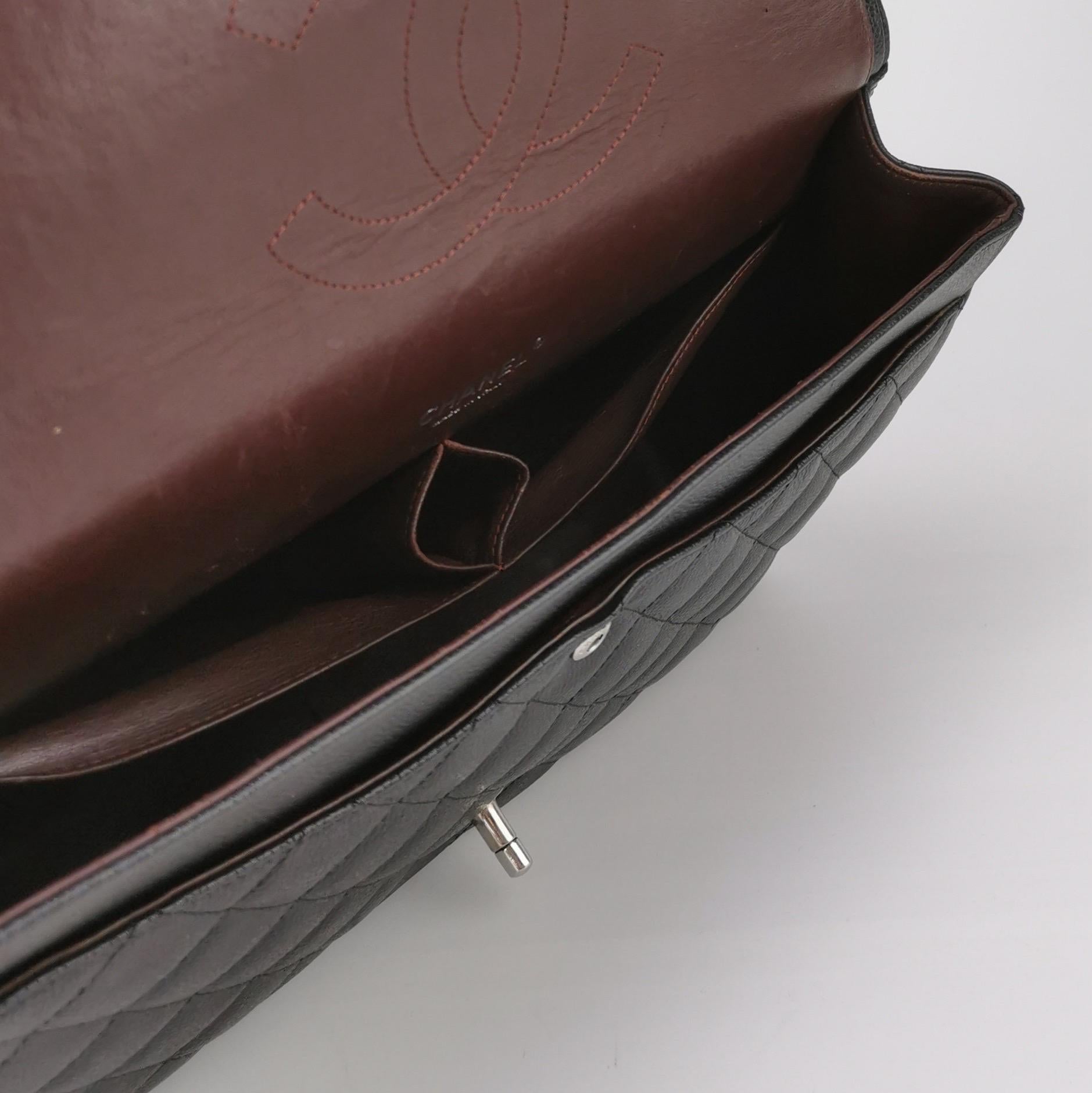 Chanel Classic Flap Maxi Schwarzes Kaviar-Leder Doppelte Klappe Sliver Hardware im Angebot 4