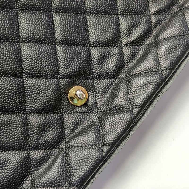 Chanel Classic Flap Maxi Schwarzes Kaviarleder Einzelklappe mit Goldbeschlägen im Angebot 6