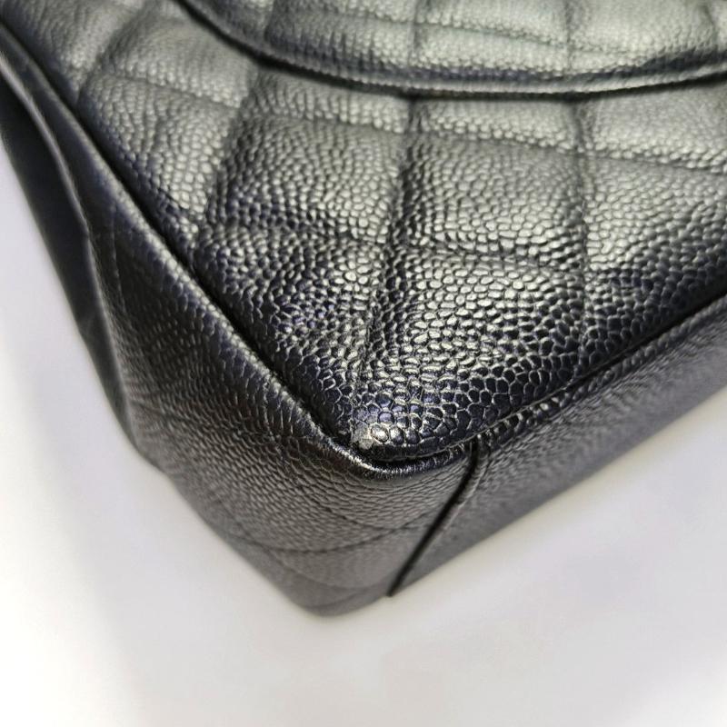 Chanel Classic Flap Maxi Black Caviar Leather Single Flap with Gold Hardware en vente 6