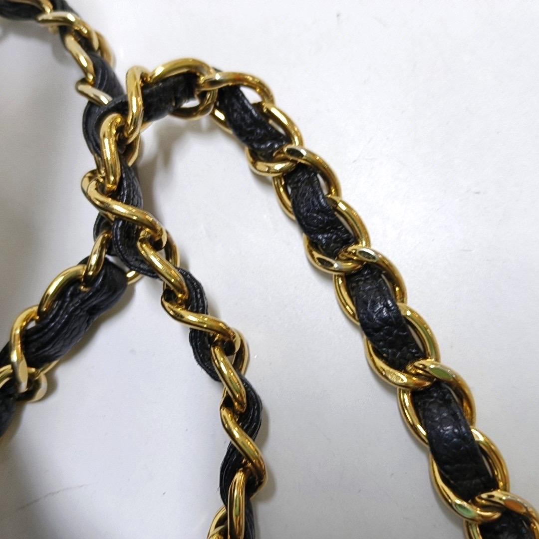 Chanel Classic Flap Maxi Cuir noir caviar à simple rabat avec quincaillerie dorée en vente 6