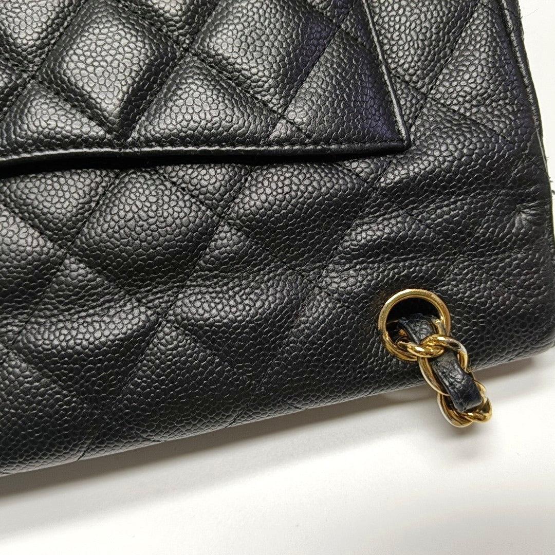 Chanel Classic Flap Maxi Schwarzes Kaviarleder Einzelklappe mit Goldbeschlägen im Angebot 9