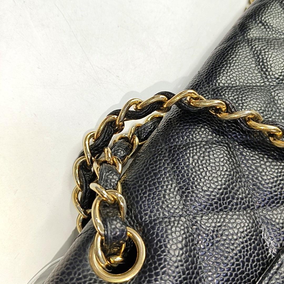 Chanel Classic Flap Maxi Black Caviar Leather Single Flap with Gold Hardware en vente 8