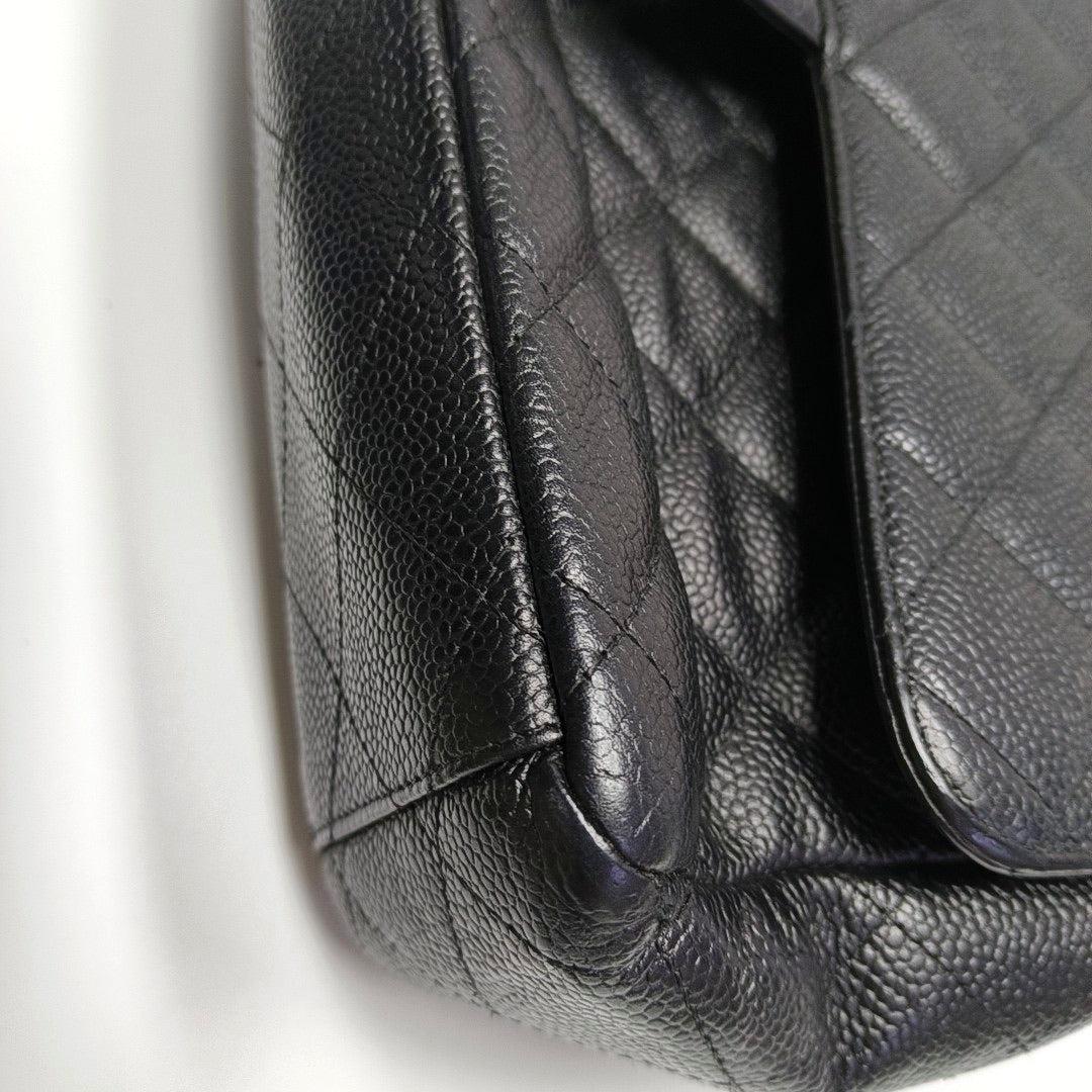 Chanel Classic Flap Maxi Schwarzes Kaviarleder Einzelklappe mit Goldbeschlägen im Angebot 10