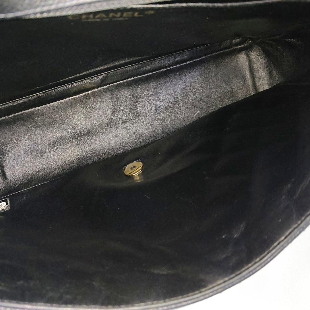 Chanel Classic Flap Maxi Schwarzes Kaviarleder Einzelklappe mit Goldbeschlägen im Angebot 11
