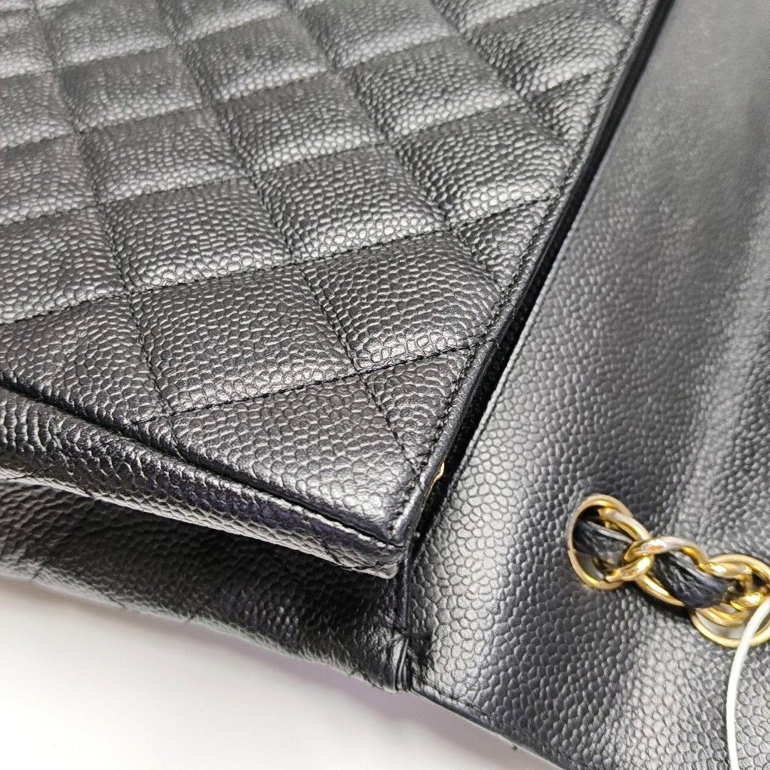Chanel Classic Flap Maxi Schwarzes Kaviarleder Einzelklappe mit Goldbeschlägen im Angebot 12