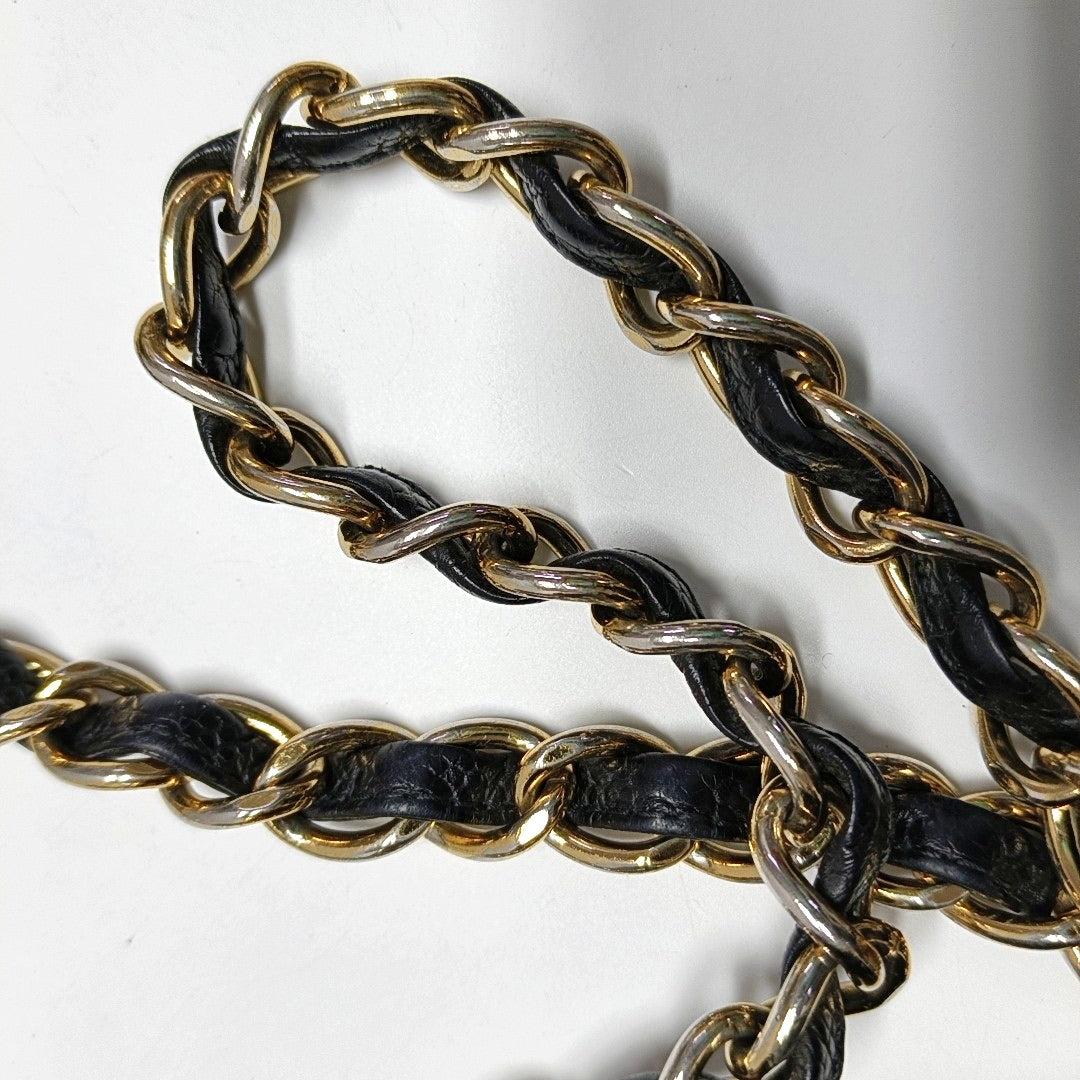 Chanel Classic Flap Maxi Schwarzes Kaviarleder Einzelklappe mit Goldbeschlägen im Angebot 13