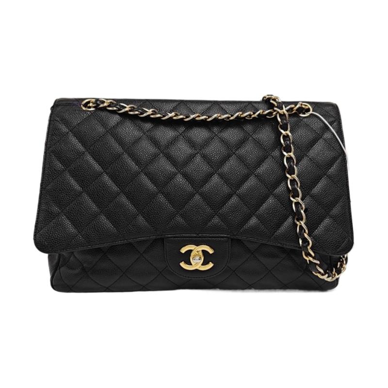 Chanel Classic Flap Maxi Schwarzes Kaviarleder Einzelklappe mit Goldbeschlägen
Dies sind professionelle Fotos der tatsächlich von Luxbags angebotenen Tasche.
Diese zeitlose Chanel Classic Maxi Flap Tasche ist aus kratzfestem schwarzem Kaviarleder