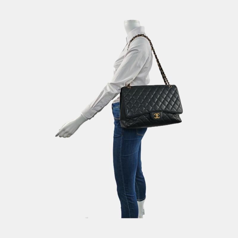 Chanel Classic Flap Maxi Cuir noir caviar à simple rabat avec quincaillerie dorée
Il s'agit de photos professionnelles du sac.
Embrassez le luxe avec ce sac intemporel Chanel Classic Maxi Flap, confectionné dans un cuir noir Caviar résistant aux