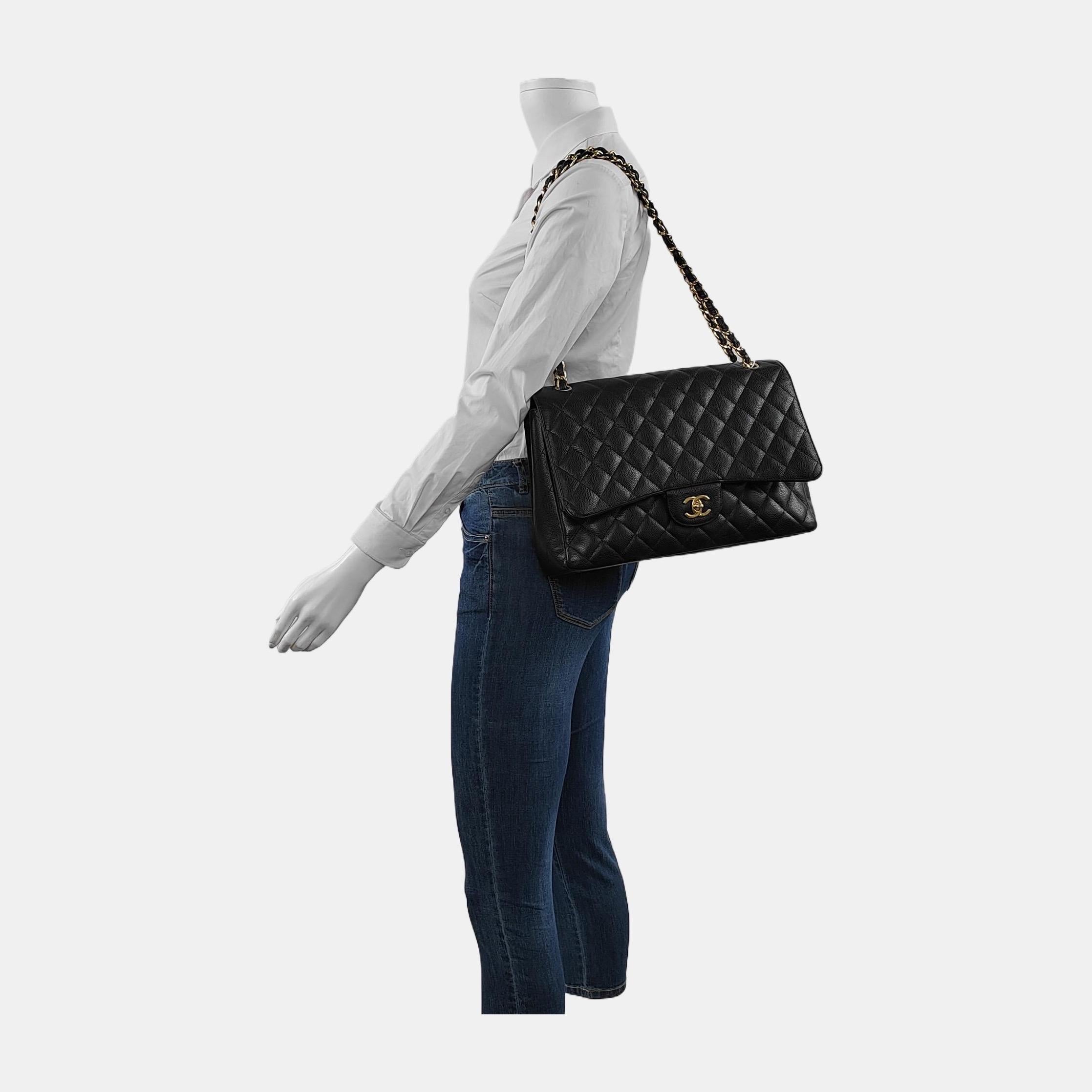 Embrassez le luxe avec ce sac intemporel Chanel Classic Maxi Flap, confectionné dans un cuir noir Caviar résistant aux rayures et orné de ferrures dorées étincelantes. 



ÉTAT : TRÈS BON

Les couleurs ont été retouchées professionnellement dans les