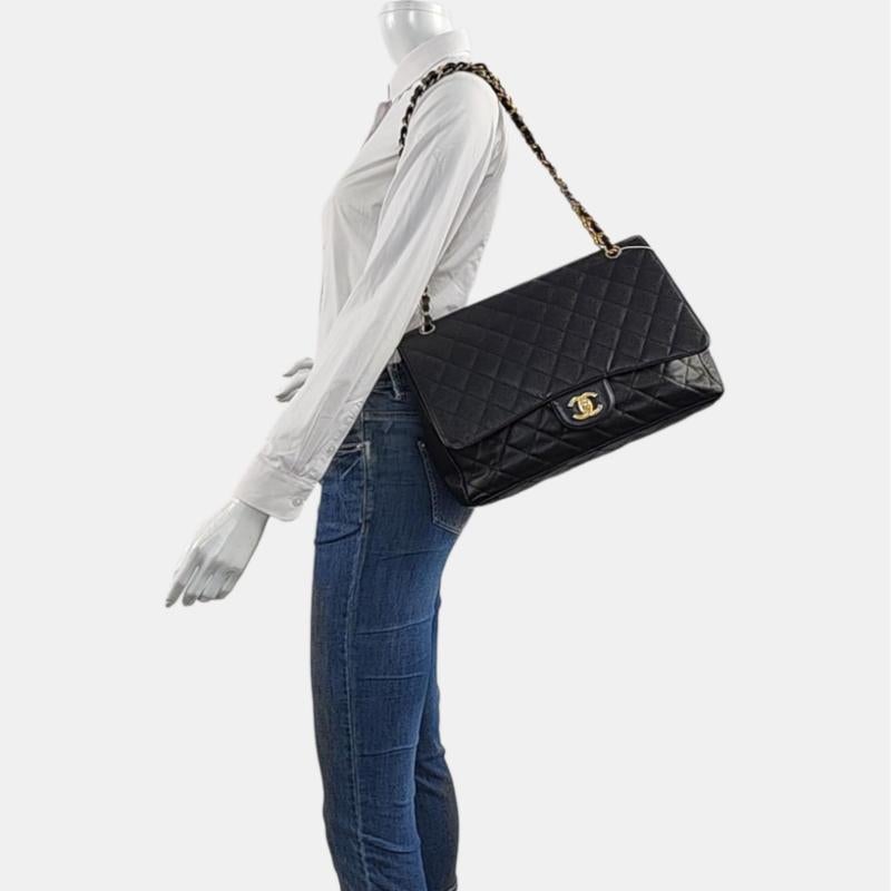 Chanel Classic Flap Maxi Schwarzes Kaviarleder Einzelklappe mit Goldbeschlägen im Zustand „Gut“ im Angebot in AUBERVILLIERS, FR