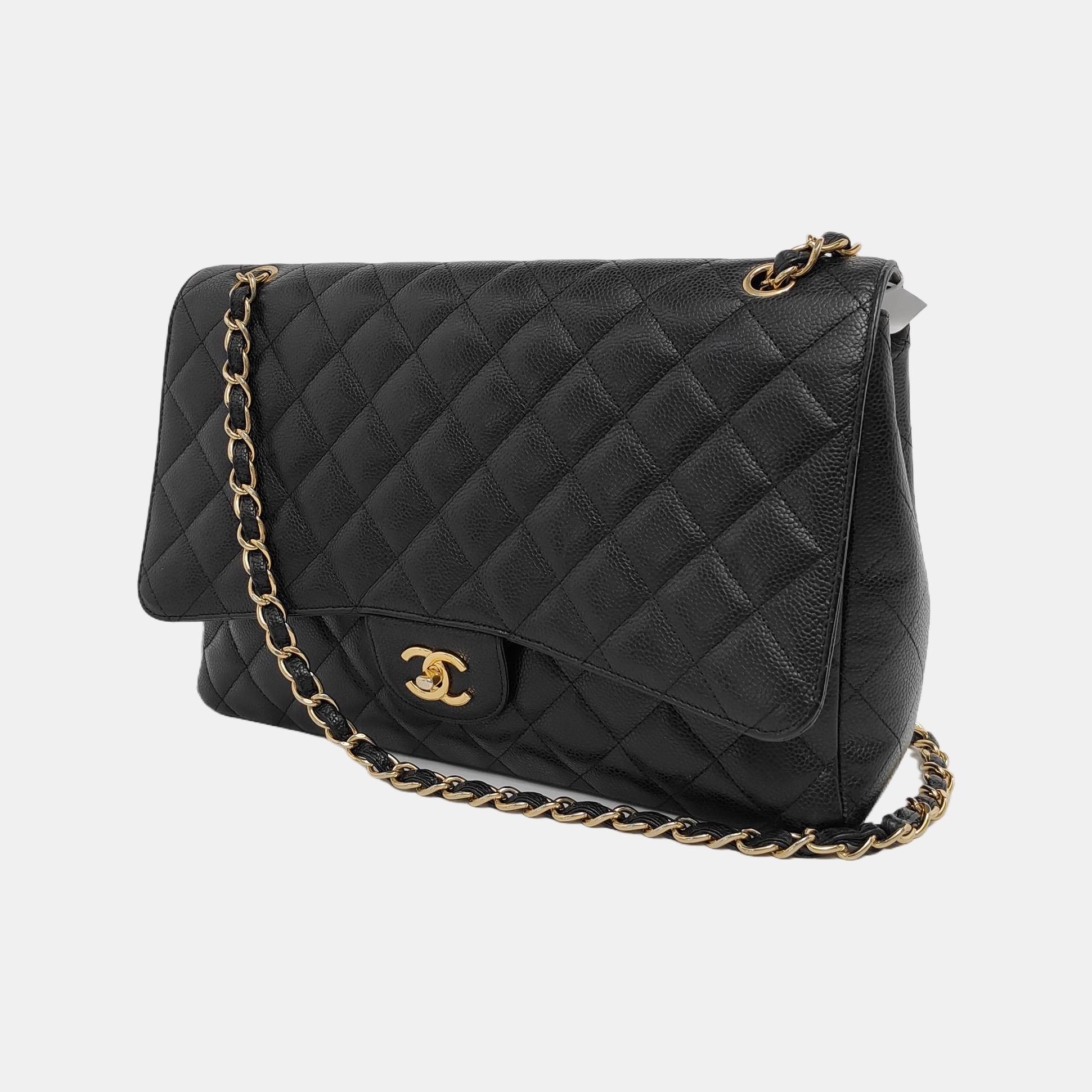 Noir Chanel Classic Flap Maxi Cuir noir caviar à simple rabat avec quincaillerie dorée en vente