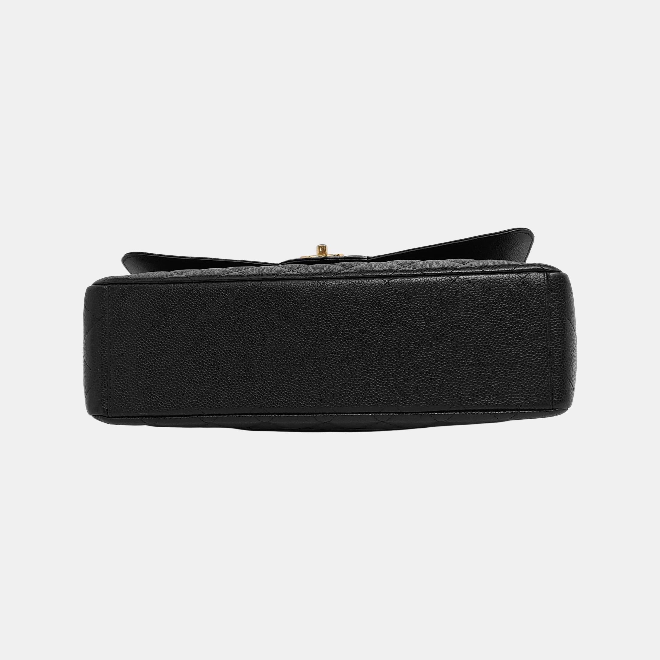 Chanel Classic Flap Maxi Cuir noir caviar à simple rabat avec quincaillerie dorée Bon état - En vente à AUBERVILLIERS, FR