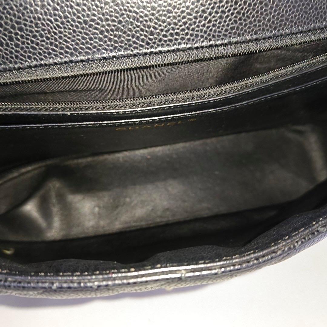 Chanel Classic Flap Maxi Cuir noir caviar à simple rabat avec quincaillerie dorée en vente 1