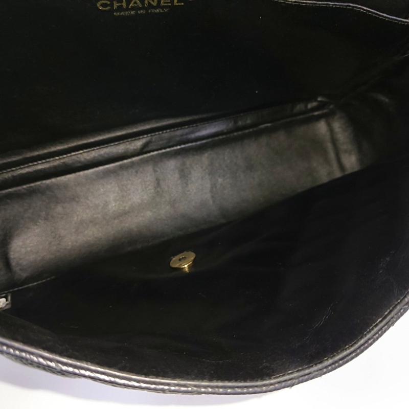 Chanel Classic Flap Maxi Schwarzes Kaviarleder Einzelklappe mit Goldbeschlägen im Angebot 4