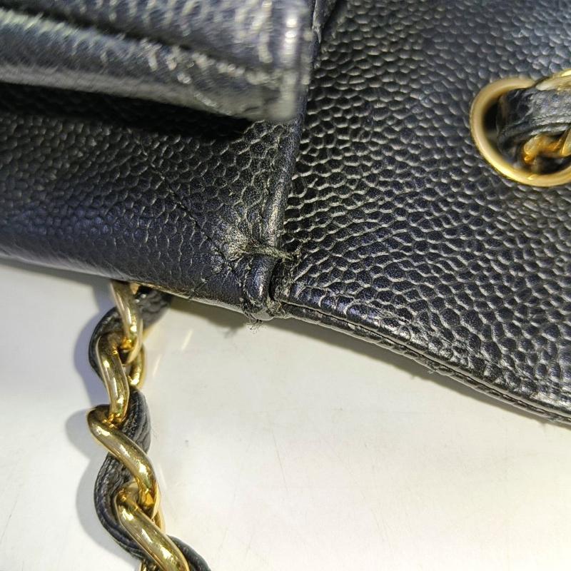Chanel Classic Flap Maxi Black Caviar Leather Single Flap with Gold Hardware en vente 3